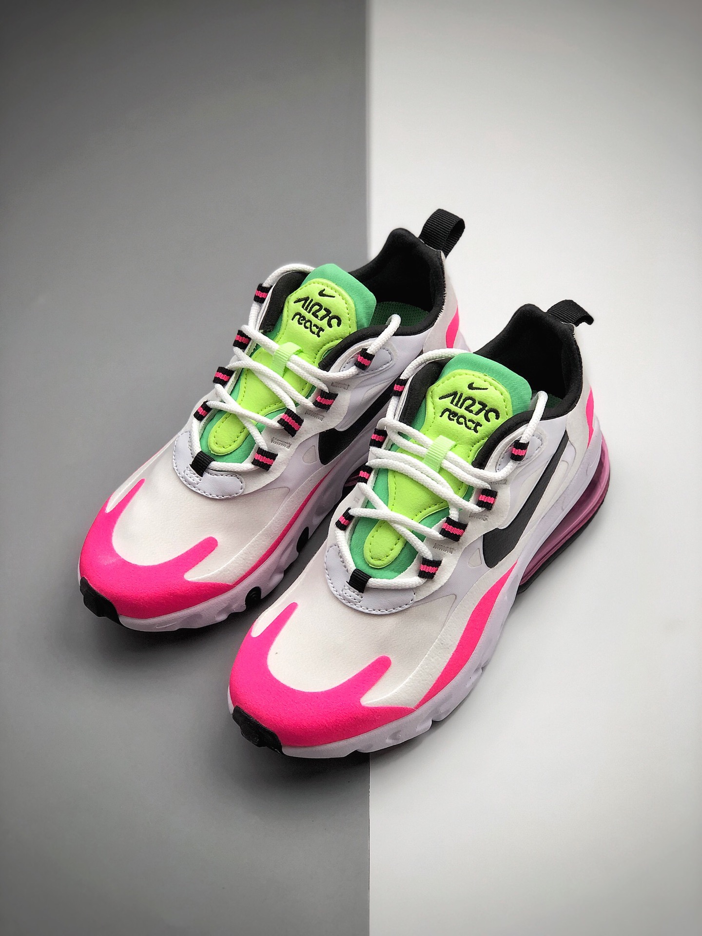 180 耐克 Nike React Air Max 270 React 高桥盾网纱系列 机能半气垫跑步鞋 。具备时尚风格和舒适感受，演绎未来风范。柔软泡棉中底搭载大体积 Max Air 气垫，造就传统运动鞋可望而不可及的缓震配置。舒适弹性内衬带来如袜子般的贴合感，在你大显身手时带来稳固锁定的出众脚感。 货号：CJ0619-101 码数：36 36.5 37 38 38.5 39