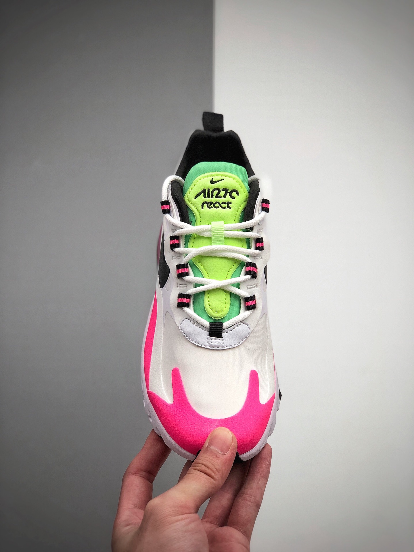 180 耐克 Nike React Air Max 270 React 高桥盾网纱系列 机能半气垫跑步鞋 。具备时尚风格和舒适感受，演绎未来风范。柔软泡棉中底搭载大体积 Max Air 气垫，造就传统运动鞋可望而不可及的缓震配置。舒适弹性内衬带来如袜子般的贴合感，在你大显身手时带来稳固锁定的出众脚感。 货号：CJ0619-101 码数：36 36.5 37 38 38.5 39