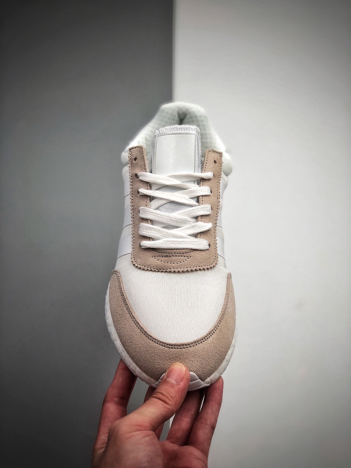 180 阿迪达斯三叶草 BOOST底 男女跑步休闲鞋货号：BD7812