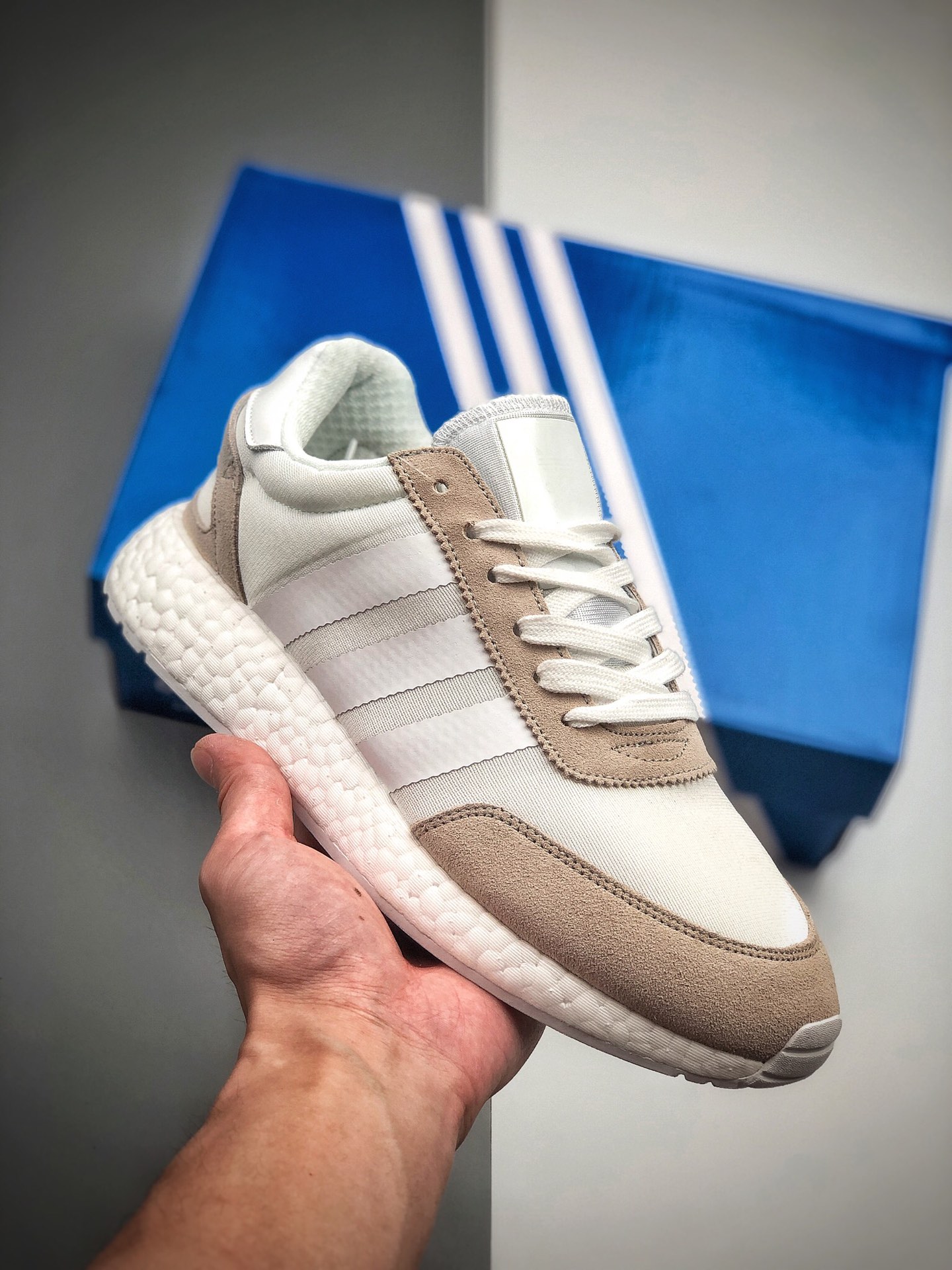 180 阿迪达斯三叶草 BOOST底 男女跑步休闲鞋货号：BD7812