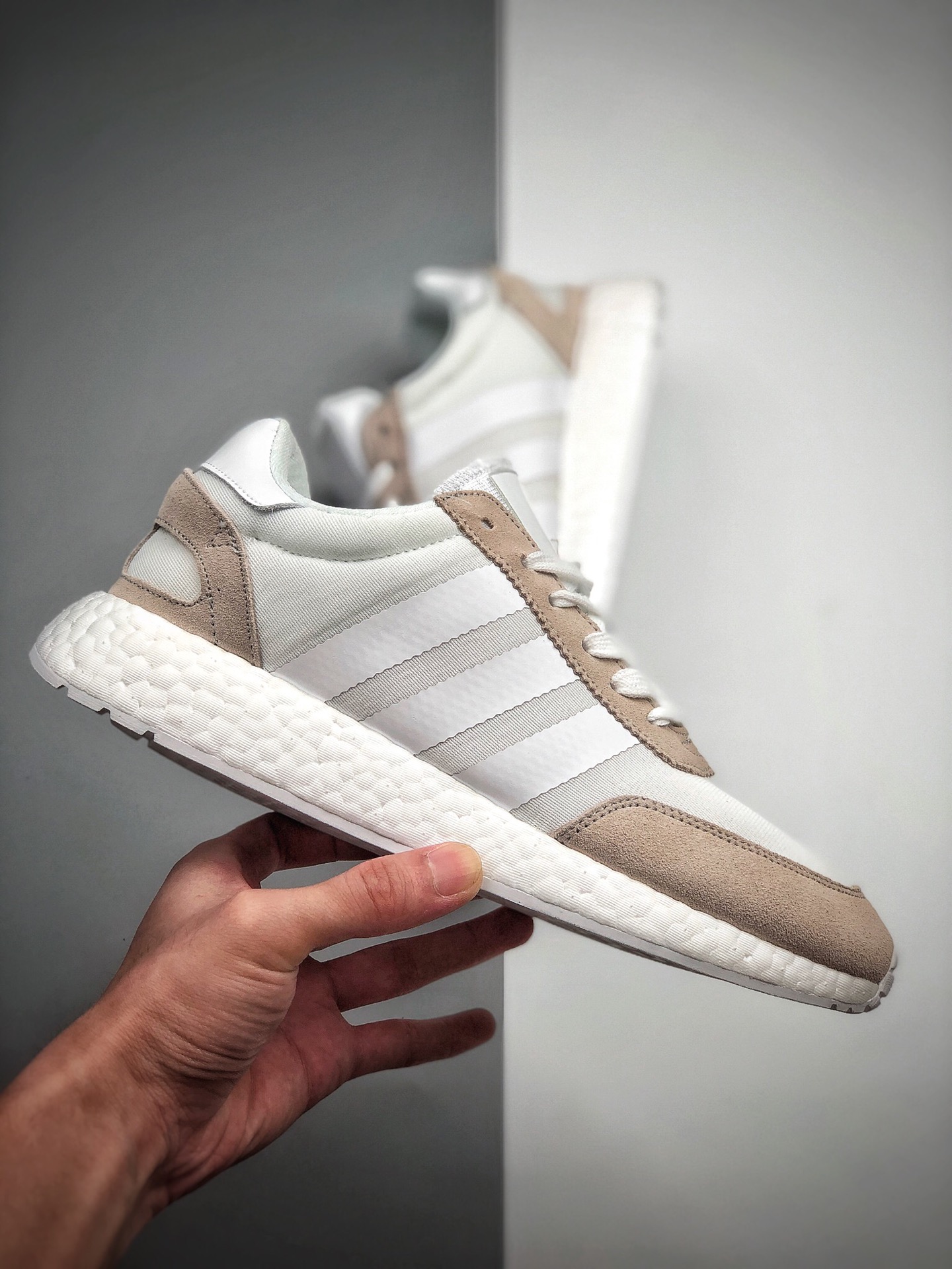 180 阿迪达斯三叶草 BOOST底 男女跑步休闲鞋货号：BD7812