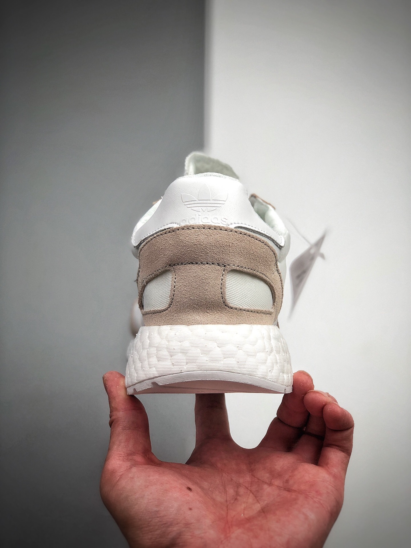 180 阿迪达斯三叶草 BOOST底 男女跑步休闲鞋货号：BD7812