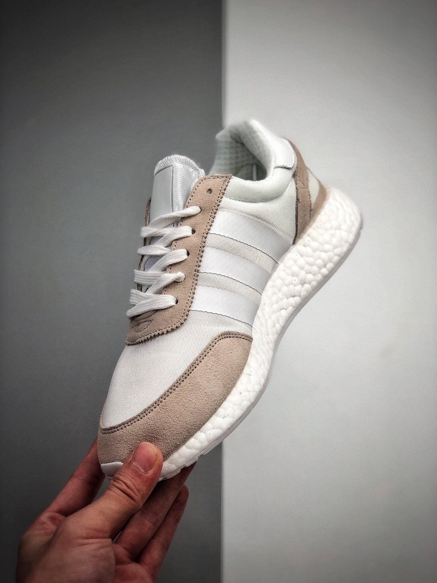 180 阿迪达斯三叶草 BOOST底 男女跑步休闲鞋货号：BD7812