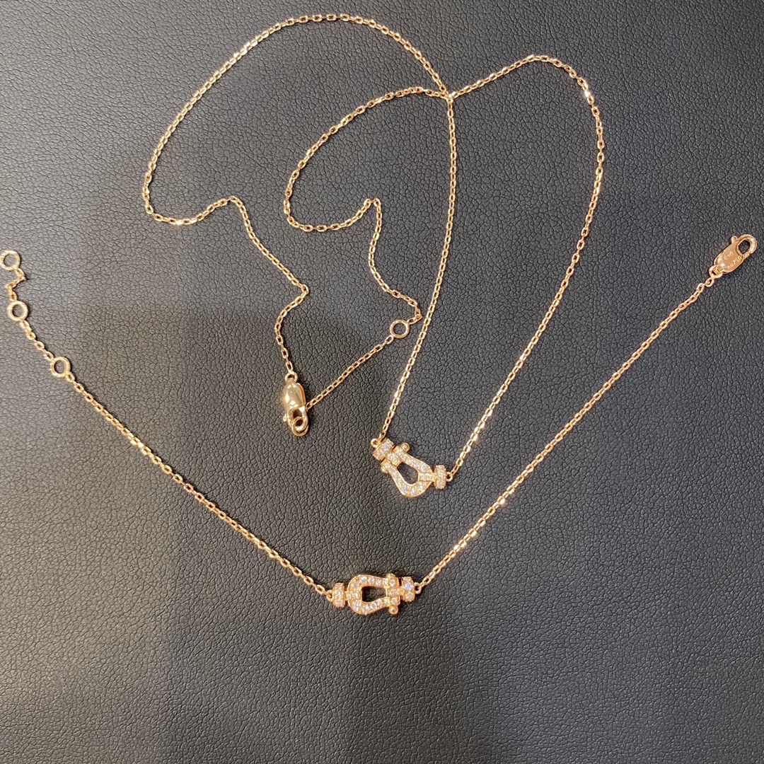 NO:632116,The small horseshoe item is from the Fre*d niche high-end jewelry brand Force 10 series. It is an exquisite small piece of jewelry that can be paired with fashionable items. The ultra-small horseshoe is perfect for matching clothes. It looks particularly good when worn alone or stacked. The main piece full of diamonds is very delicate no matter how it is enlarged!  We use V gold material with thick gold plating. The diamonds are made of first-grade silicon titanium material, especially mini, and the diamond nails are also very small. However, we still use pure hand setting to make the diamond nails firmly grasp the diamond without worrying about falling off. The back is also hand-polished, smooth and clean. In particular, in order to be as thin as ZP, our chain is an individually customized ultra-fine chain, which is cut in the same way as vc card family, and will shine particularly well in the light. Although this is mini, the finished product is very exquisite, and it can be said to be a versatile item that cannot be missed.  Specifications necklace 38.5-40.5cm, bracelet 15-16-17cm Unit price necklace bracelet 88220, necklace, bracelet, gold plating, Cartier high-end jewelry19860909小马蹄单品,来自Fre*d小众高级珠宝品牌Force 10系列,精致小件珠宝,搭配时髦单品～超小的马蹄用来搭配衣服太适合不过了,单戴叠戴都特别好看,满钻的主件无论怎么放大都非常精致！我们采用V金材质镀金厚金,钻是一级硅钛料,特别mini,钻钉也很小,但是我们依旧采用纯手镶来完成,使得钻钉将钻石牢牢抓住,不用担心掉钻.背面也是手工°打磨,平滑干净.特别说一下我们的链子为了达到跟zp一样细,是单独定制的超细链,和vc卡家切割方式一样,在光线下会特别闪.这款虽然mini但是成品非常精美了,可以说是不能错过的一款百搭单品 规格项链38.5-40.5cm,手链15-16-17cm 单价项链 手链 88220,,necklace,bracelet,gold plating,卡迪亚高端饰品,Jewelry