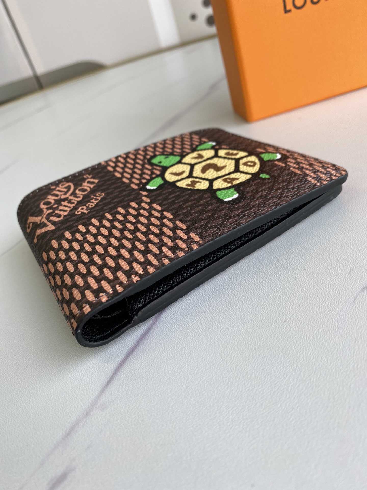 Side profile of the leather bifold wallet