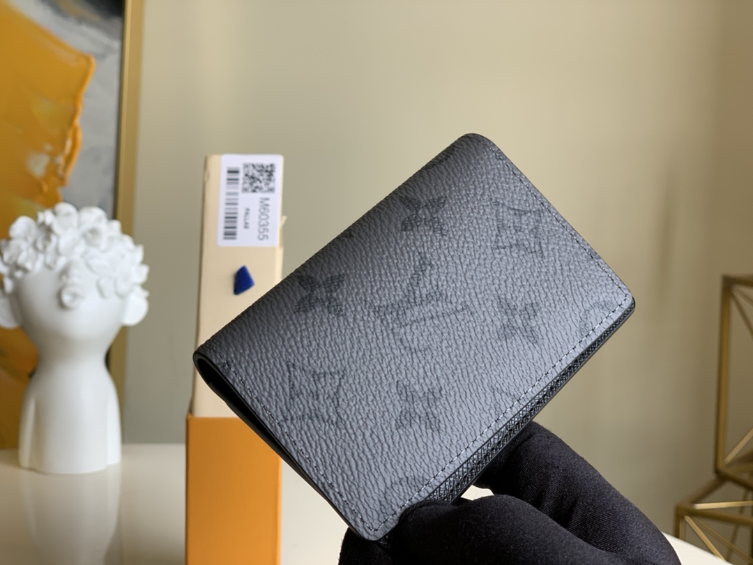 NO:395975,[Exclusive real-life M60355 card bag] The Coin card clip uses Monogram Eclipse coated canvas and Monogram Eclipse Reverse coated canvas to alternate depths. The neat and tough cut includes card slots, zippered coin bags and banknote compartments, and is matched with letter zipper head. Size: 8.0 x 14.5 x 1.0 cm U.,LV [original leather],louis vuitton,versace19860909【独家实拍M60355卡包】Coin 卡夹以 Monogram Eclipse 涂层帆布和 Monogram Eclipse Reverse 涂层帆布呈现深浅交替,利落硬朗的剪裁囊括卡位、拉链零钱袋和钞票隔层,搭配 字母拉链头.尺寸: 8.0 x 14.5 x 1.0 cm U.,LV【原厂皮】,louis vuitton,versace,Bag