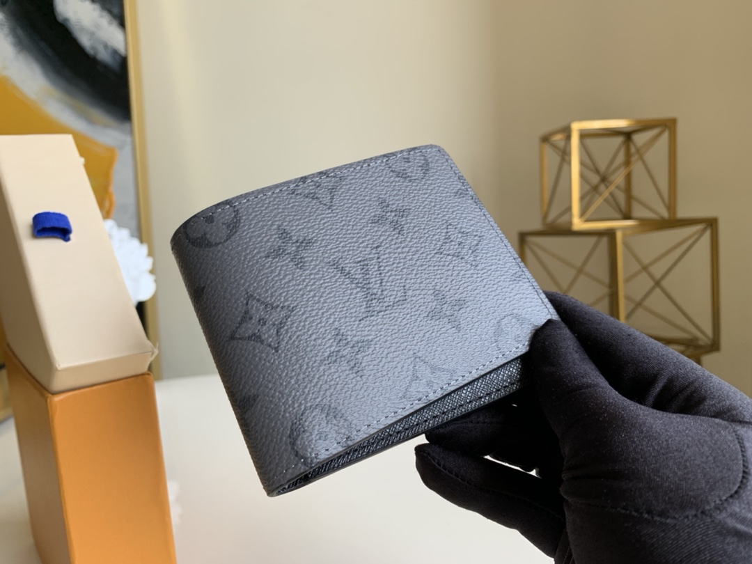 NO:395973,[Exclusive real-life M60352 short clip] This wallet belongs to the Damier Graphite canvas series. It has a fashionable and low-key design, which is easy to store banknotes, credit cards and receipts. It is light and durable and can be easily placed in tops or trouser pockets. Size 12x9cm U., LV [original leather], louis vuitton19860909【独家实拍M60352短夹】这款钱夹属于 Damier Graphite 帆布系列,设计时尚低调,便于收纳纸币、信用卡与收据,轻便耐用,可轻易放入上衣或裤装口袋.尺寸12x9cm U.,LV【原厂皮】,louis vuitton,Bag