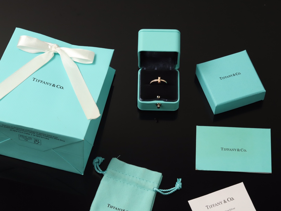 NO:103686,Top version of Tiff@ny&Co Cross Half-Circle Diamond Ring!  ZP original steel mold CNC craftsmanship pure hand-made inlay counter print perfect details Sterling silver electroplated gold ~ Tiff@ny&Co Ring Starting with the brand name's first letter T's simple and distinctive shape Combining bold design and fine craftsmanship conveys confidence and optimistic modern energy, allowing you to easily shuttle through the trendy style, Tiffany ring, tiffany ring, pure silver19860909顶级版 Tiff@ny&Co 十字半圈钻戒指 ！ ZP原版钢模 CNC工艺 纯手工镶嵌 专柜字印完美细节 纯银电镀咪金~ Tiff@ny&Co 戒指 以品牌名首字母T简单鲜明的造型出发 糅合大胆的设计和精琢工艺 传达自信乐观的摩登能量 让你轻松穿梭于潮流风尚间,蒂芙尼戒指,tiffany,ring,pure silver,Jewelry