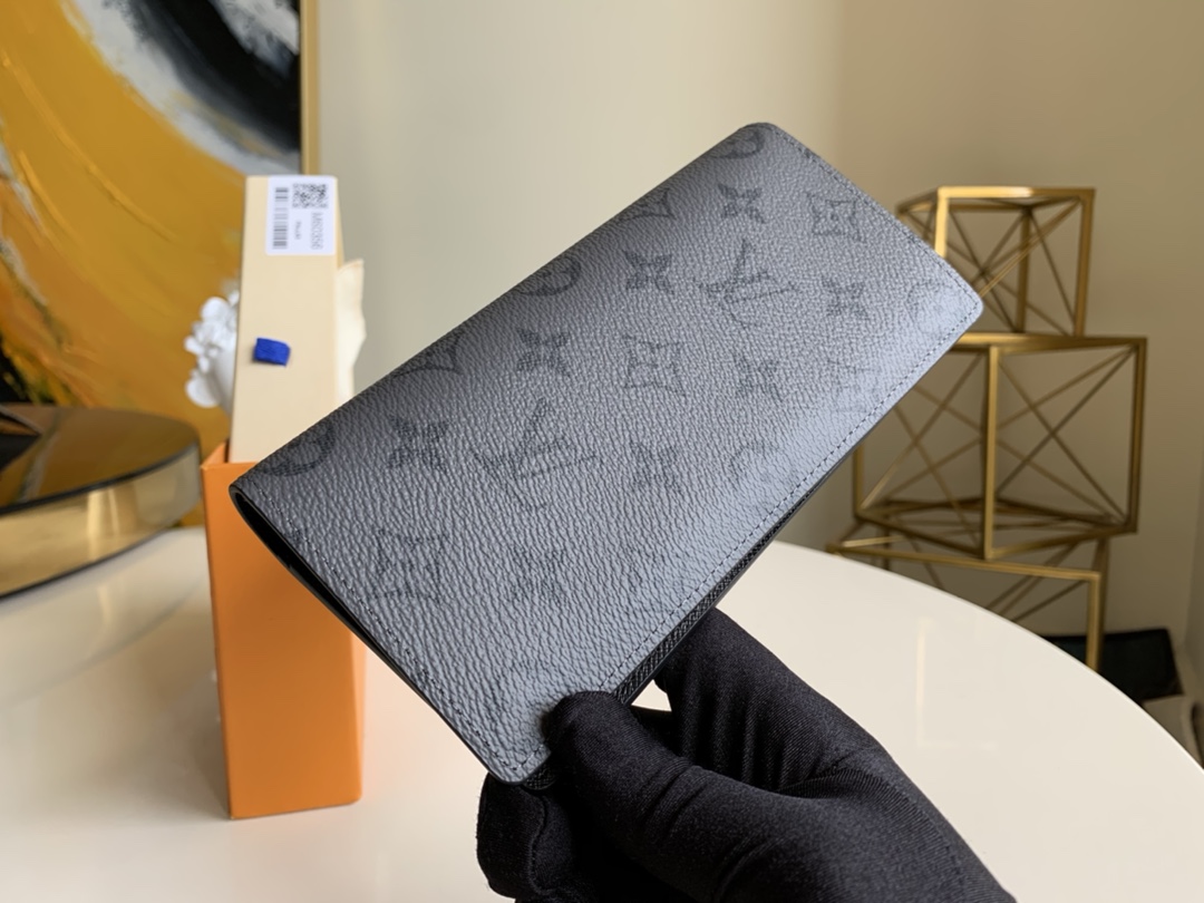 NO:395979,【Exclusive real-life M60356 suit clip】This wallet is made to commemorate the explorer Pierre Savorgnan de Brazza, a explorer living in Africa. It is made of Damier Graphite canvas. It is practical, masculine and has a very urban style. It can be easily placed in the top pocket size 19x10cm U.240, LV [original leather], louis vuitton, business suit19860909【独家实拍M60356西装夹】这款皮夹是为了纪念居住于非洲的探险家Pierre Savorgnan de Brazza而制,采用DamierGraphite帆布制造,设计实用,男性化,极具都会风格.可轻易放入上衣口袋尺寸19x10cm U.240,LV【原厂皮】,louis vuitton,business suit,Bag