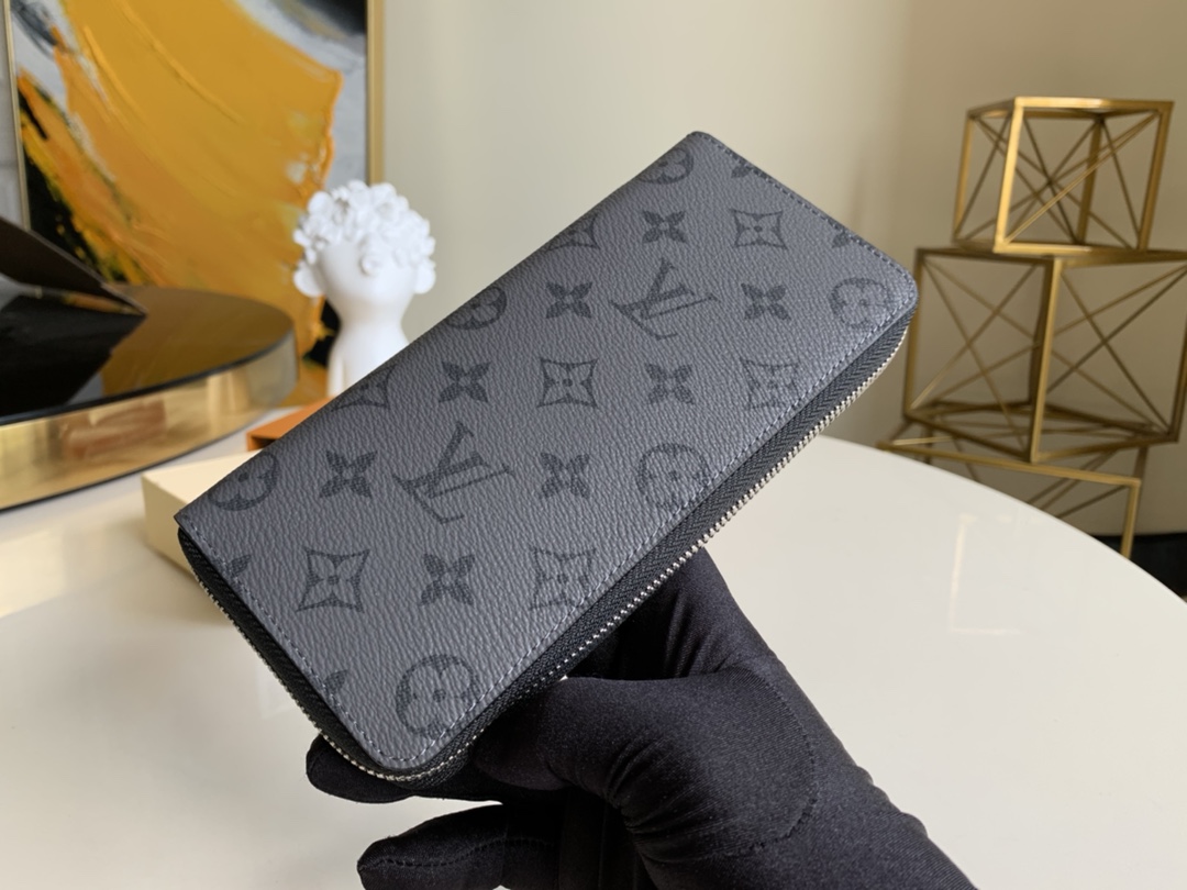 NO:395981,【Exclusive real-life M60357 zipper wallet】This men's vertical zipper wallet is made of wear-resistant Damier Graphite canvas, with elegant temperament. Multiple practical pockets and compartments designs can easily accommodate cash, credit cards and change. Size: 19x10cm U.260, LV [original leather], louis vuitton, wallets19860909【独家实拍M60357拉链钱包】这款男士竖款拉链钱夹以耐磨的Damier Graphite 帆布制成,气质优雅.多个实用的口袋和隔层设计可轻松容纳现金、信用卡和零钱.尺寸:19x10cm U.260,LV【原厂皮】,louis vuitton,wallets,Bag