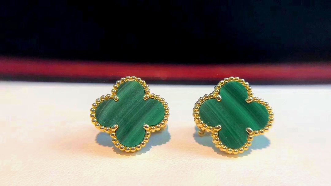 NO:639405,Van Cleef & Arpels Four-leaf Clover Medium Earrings. The four-leaf clover has a beautiful meaning. It is soft and romantic, exquisite and elegant. It can perfectly outline the ears, modify the face shape, and is full of fairy spirit. It is versatile for daily use., Vac earrings, van cleef19860909梵克雅宝四叶草中号耳拍 拥有美好寓意的四叶草,柔美浪漫,精巧雅致,可以完美勾勒耳畔,修饰脸型,并且仙气十足,日常百搭.,Vac耳钉,van cleef,Jewelry