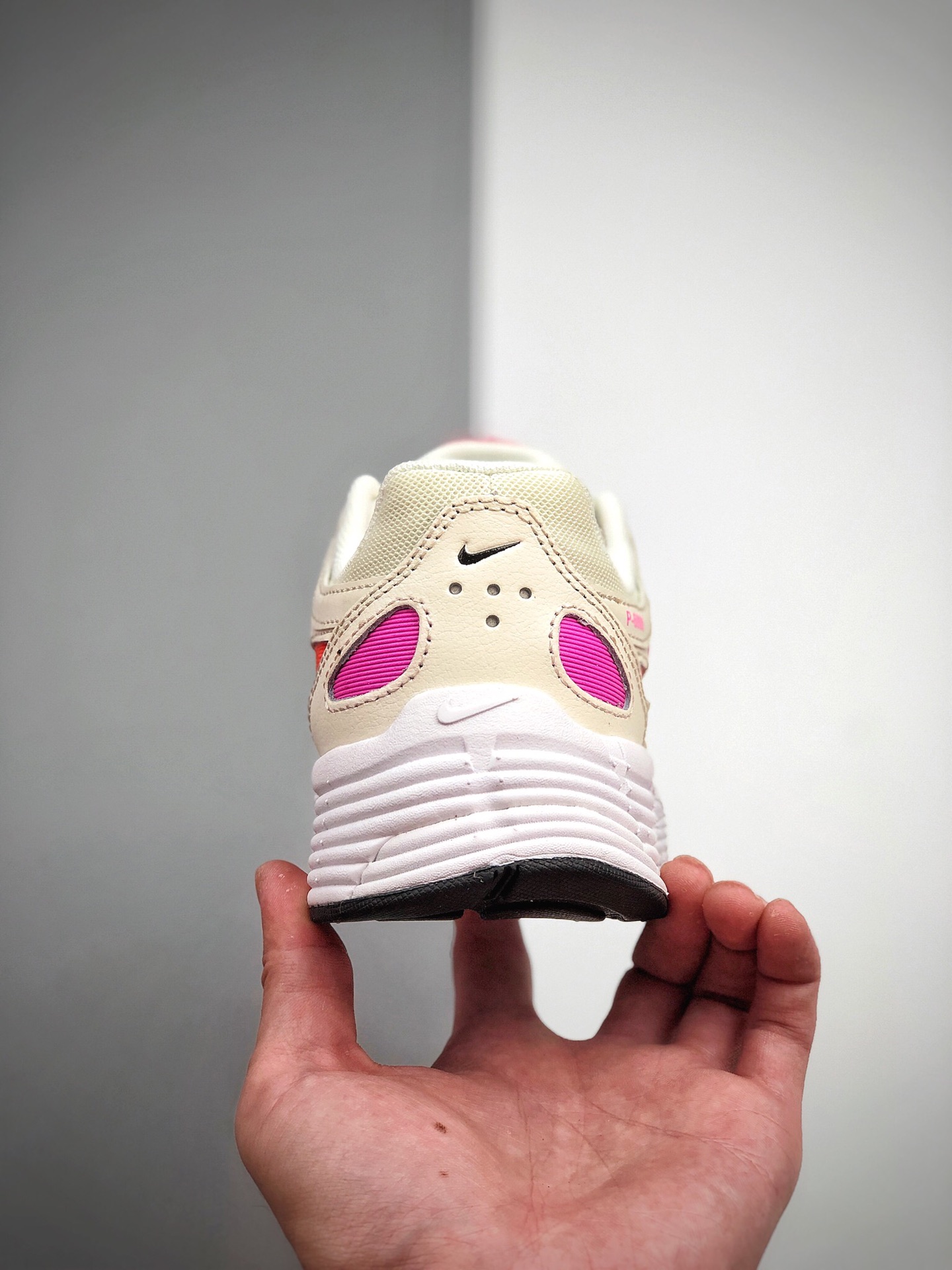 200  公司级 耐克老爹鞋 Nike P-6000 肉粉色 复古科技个性运动老爹鞋 货号：CW1351 100