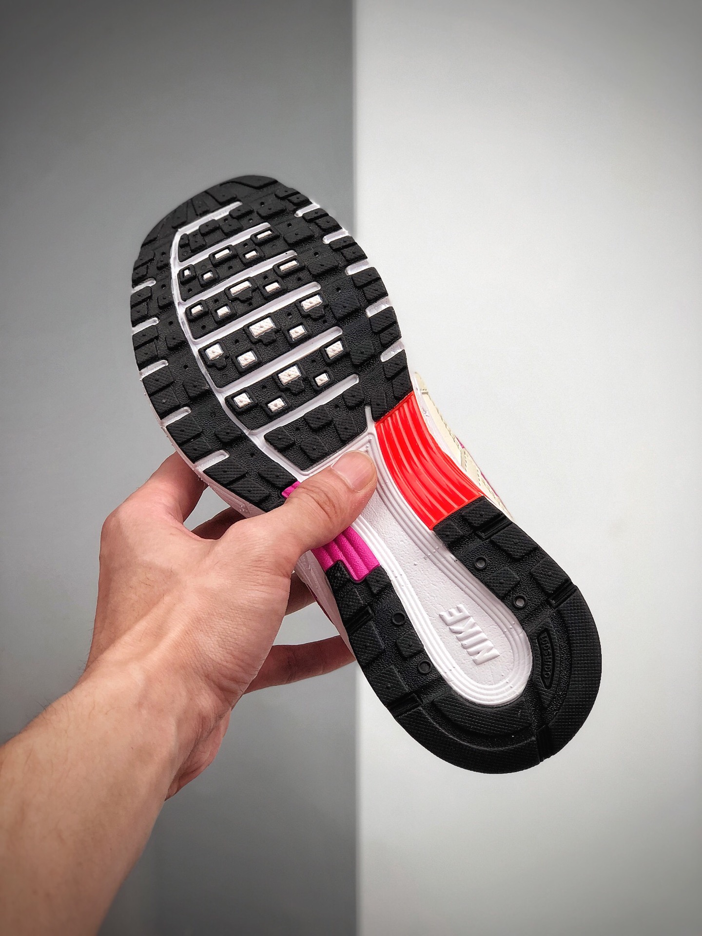 200  公司级 耐克老爹鞋 Nike P-6000 肉粉色 复古科技个性运动老爹鞋 货号：CW1351 100