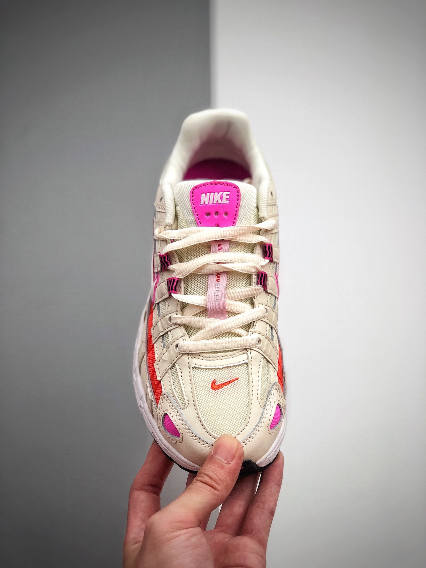 200  公司级 耐克老爹鞋 Nike P-6000 肉粉色 复古科技个性运动老爹鞋 货号：CW1351 100