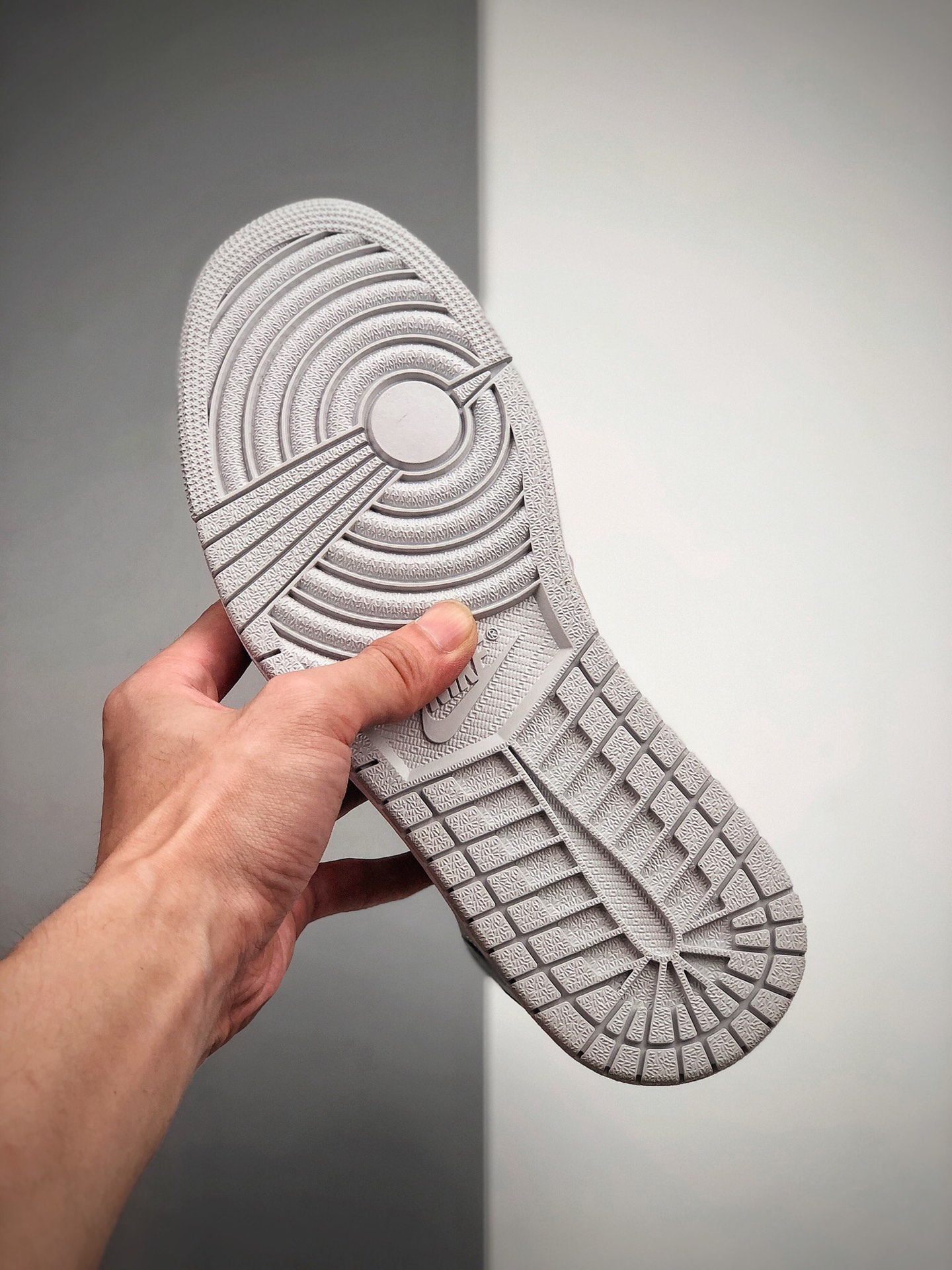 330 Air Jordan 1 High OG 灰银麂皮鞋面DC1788-029