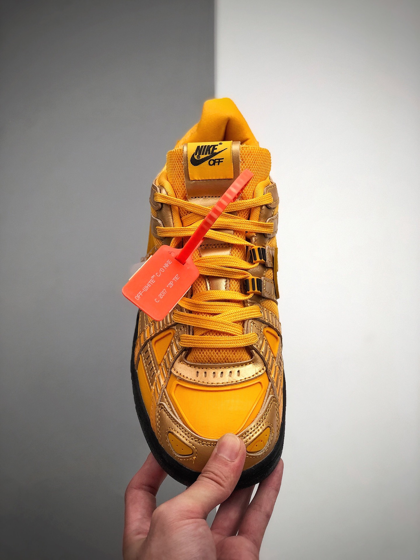 300  耐克Nike Air Off-White  x Rubber Dunk 该鞋款采用土豪金作为主调 CU6015-700