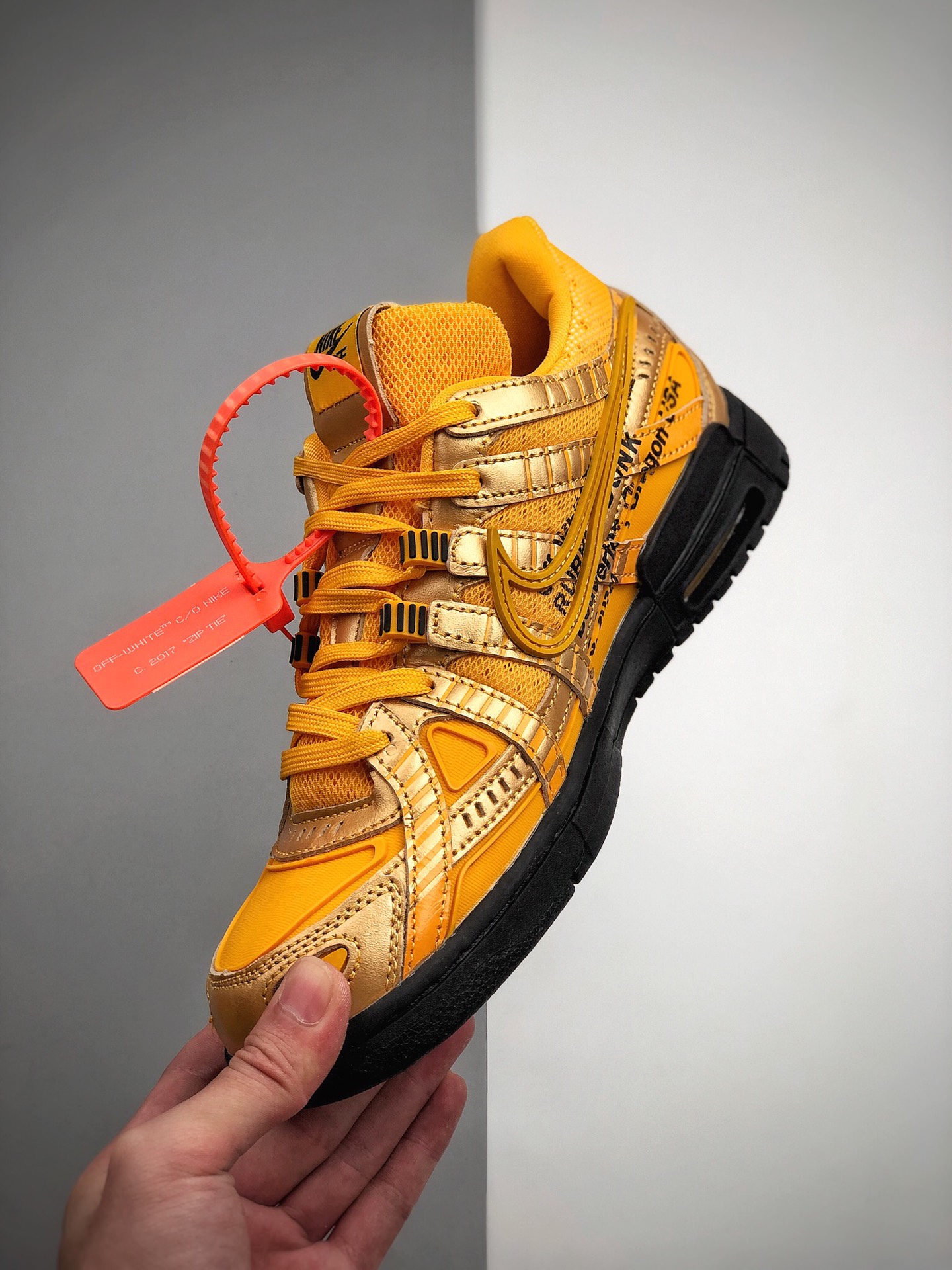 300  耐克Nike Air Off-White  x Rubber Dunk 该鞋款采用土豪金作为主调 CU6015-700