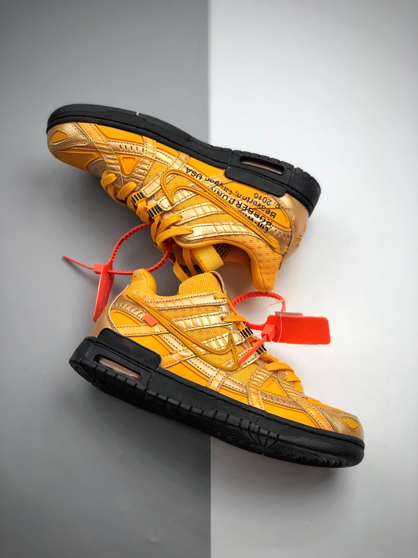 300  耐克Nike Air Off-White  x Rubber Dunk 该鞋款采用土豪金作为主调 CU6015-700