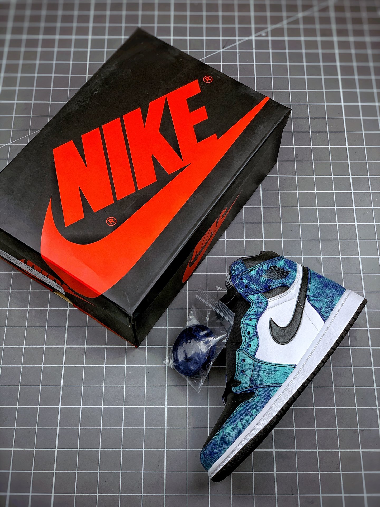 290 Air Jordan 1 Retro ”Tie-Day” 扎染配色 货号：CD0461-100