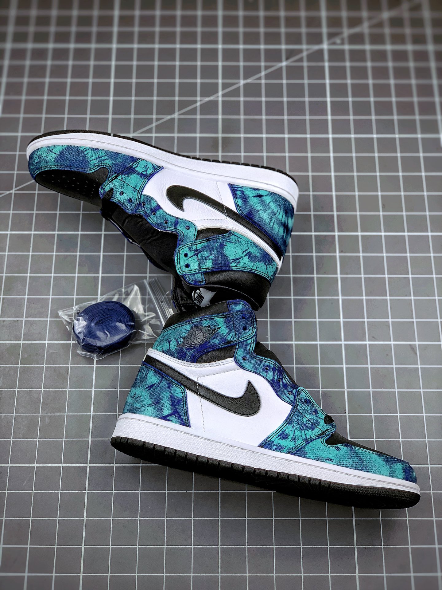 290 Air Jordan 1 Retro ”Tie-Day” 扎染配色 货号：CD0461-100