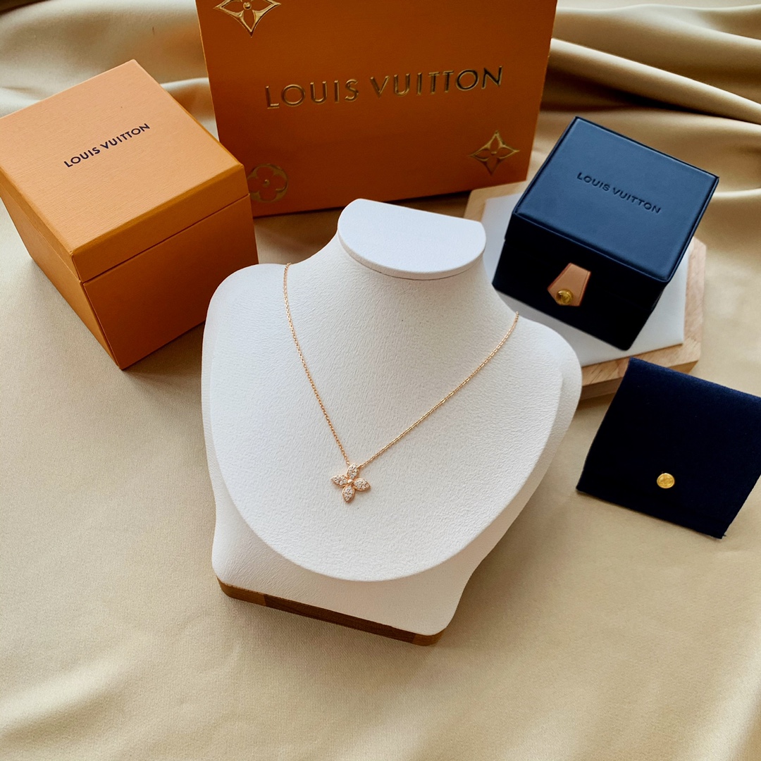 NO:817111,LV's star blossom series single flower sparkling diamond necklace is thickly plated with 18K real gold on the outer layer. The direct effect of thick plating is that it can perfectly present the precious metal texture of K gold!  ,Lv necklace,louis vuitton,necklace19860909LV 的star blossom系列单花闪钻项链,外层厚镀18K真金,厚镀的直接效果就是它能完美呈现K金的贵金属质感！,Lv项链,louis vuitton,necklace,Jewelry