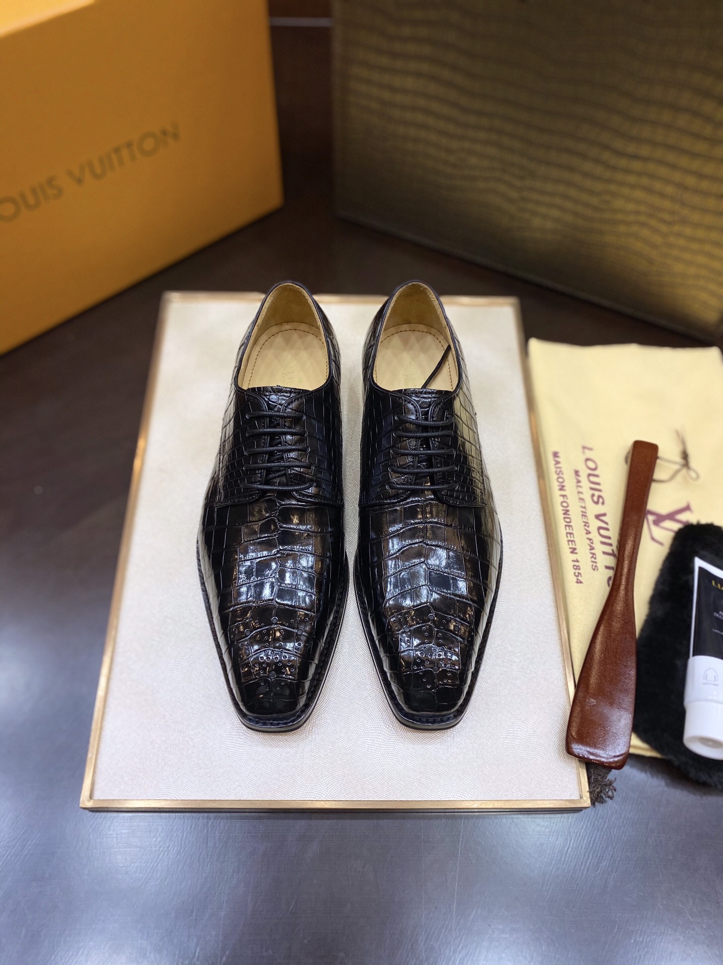 NO:275927,L brand [whole pair of crocodile belly] All goods support returns. The new model is launched in the simultaneous market of the ruthless counter. Originated from 1988s [pure handmade] British nobles’ royal luxury shoes. Luxury Thai Siamese crocodile belly. If you don’t splice the whole crocodile, you can only make one foot. 38/45 with special maintenance oil;,19860909L牌【整双鳄鱼肚皮】所有货支持退货 狠货专柜同步新款上市 源于1988s【纯手工制作】英国貴族御用奢侈鞋履 奢用泰国暹罗鳄鱼肚皮 不拼接整条鳄鱼只能做一只脚 38/45 配专用保养油；,,Men's shoes