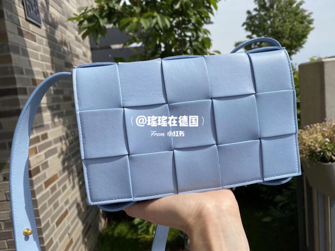 Bottega Veneta CASSETTE 23CM 编织皮革方盒斜挎包 578004冰蓝色