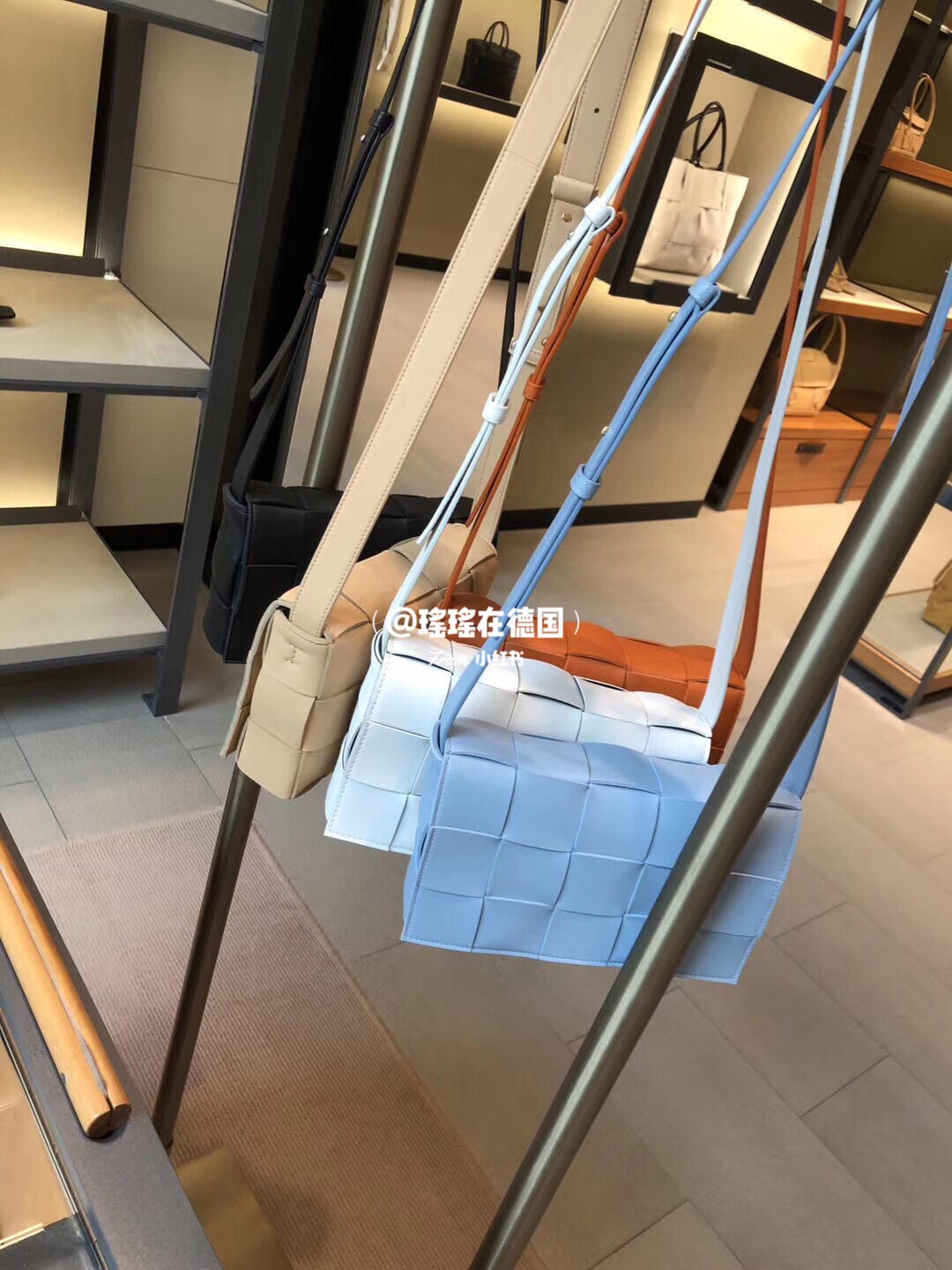 Bottega Veneta CASSETTE 23CM 编织皮革方盒斜挎包 578004冰蓝色