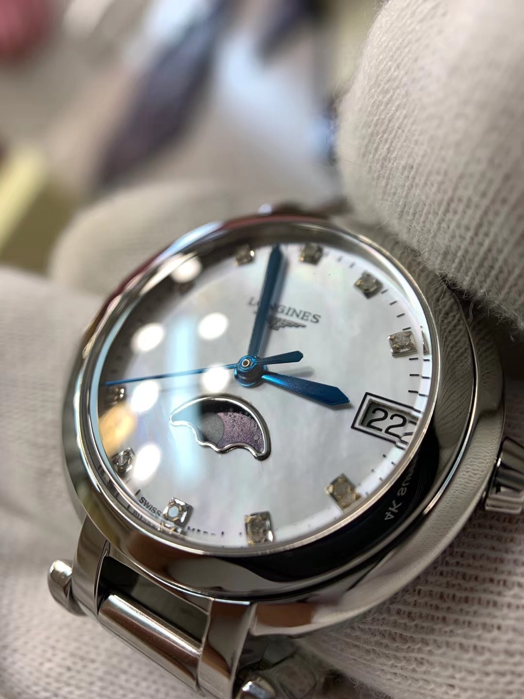 批:1400 配全套包装 独家正品支持验货。浪琴心月系列L8.115.4.87.6月相腕表,优雅而至。璀璨星系中的一颗新星,精致简洁的表盘镶嵌11颗VVS真钻,典雅别致的外观,与正品一致的月相功能。日月交替新的一天又开始了!腕表尺寸30.5mm,圆润的曲线式设计使得壳体别致精巧。举手投足之间,落落大方。每个表一个身份证号!四码合一,配置两个身份卡,一个吊牌均与底盖同步!