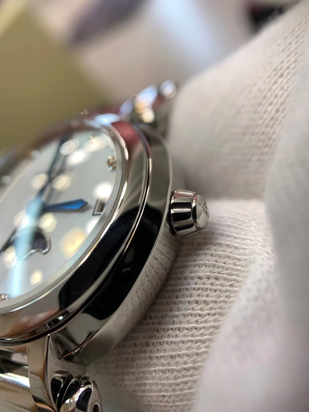 批:1400 配全套包装 独家正品支持验货。浪琴心月系列L8.115.4.87.6月相腕表,优雅而至。璀璨星系中的一颗新星,精致简洁的表盘镶嵌11颗VVS真钻,典雅别致的外观,与正品一致的月相功能。日月交替新的一天又开始了!腕表尺寸30.5mm,圆润的曲线式设计使得壳体别致精巧。举手投足之间,落落大方。每个表一个身份证号!四码合一,配置两个身份卡,一个吊牌均与底盖同步!