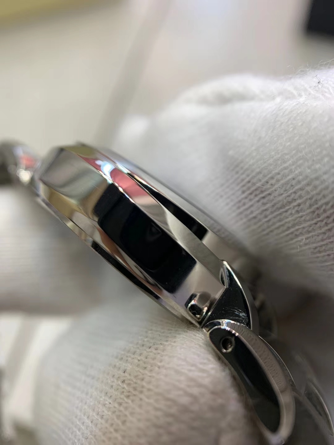 批:1400 配全套包装 独家正品支持验货。浪琴心月系列L8.115.4.87.6月相腕表,优雅而至。璀璨星系中的一颗新星,精致简洁的表盘镶嵌11颗VVS真钻,典雅别致的外观,与正品一致的月相功能。日月交替新的一天又开始了!腕表尺寸30.5mm,圆润的曲线式设计使得壳体别致精巧。举手投足之间,落落大方。每个表一个身份证号!四码合一,配置两个身份卡,一个吊牌均与底盖同步!