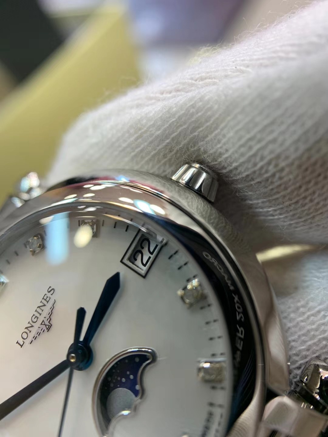 批:1400 配全套包装 独家正品支持验货。浪琴心月系列L8.115.4.87.6月相腕表,优雅而至。璀璨星系中的一颗新星,精致简洁的表盘镶嵌11颗VVS真钻,典雅别致的外观,与正品一致的月相功能。日月交替新的一天又开始了!腕表尺寸30.5mm,圆润的曲线式设计使得壳体别致精巧。举手投足之间,落落大方。每个表一个身份证号!四码合一,配置两个身份卡,一个吊牌均与底盖同步!