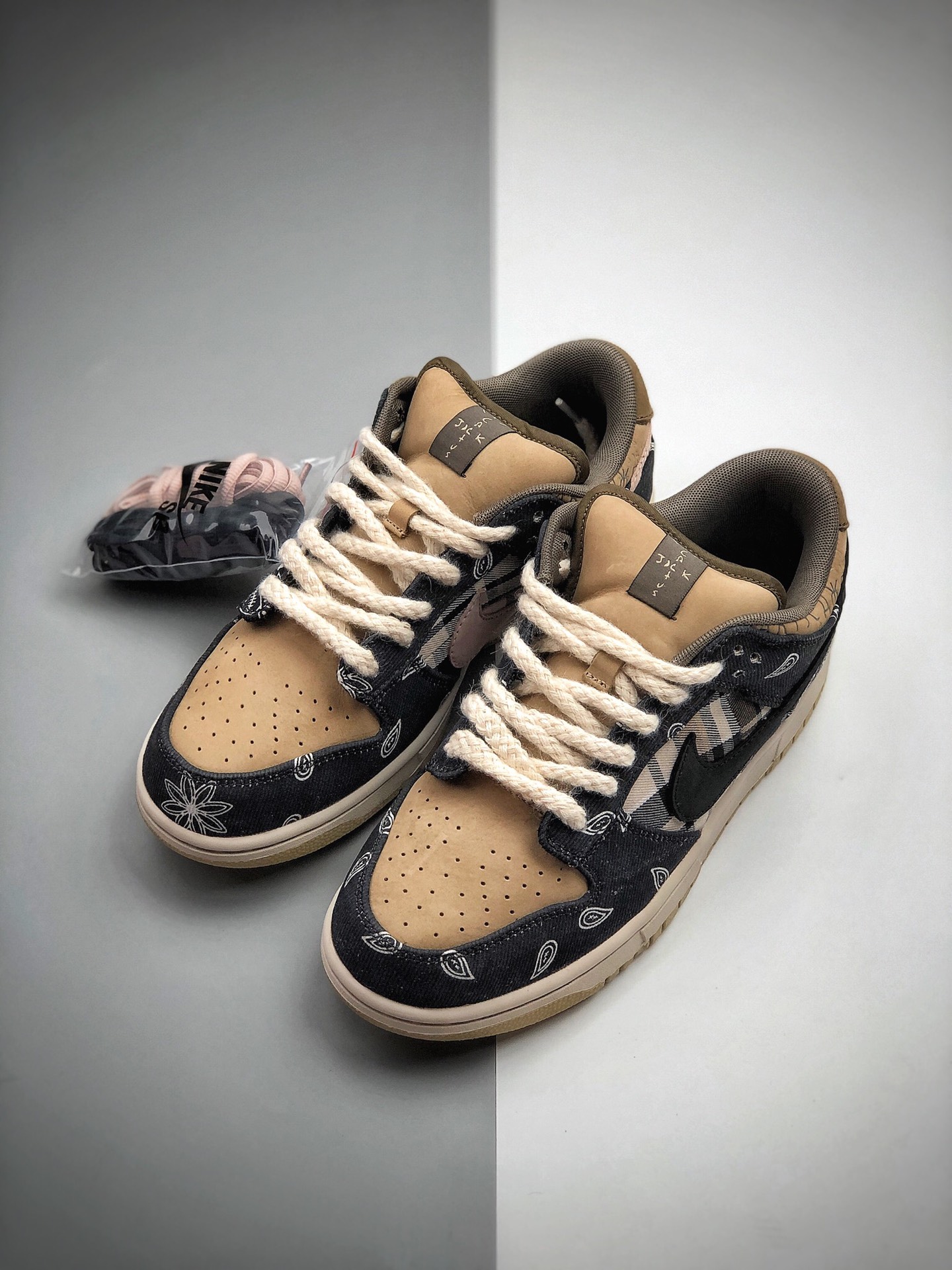 360 Travis Scott × SB Dunk Low 腰果花 原装鞋盒包装 CT5053-001