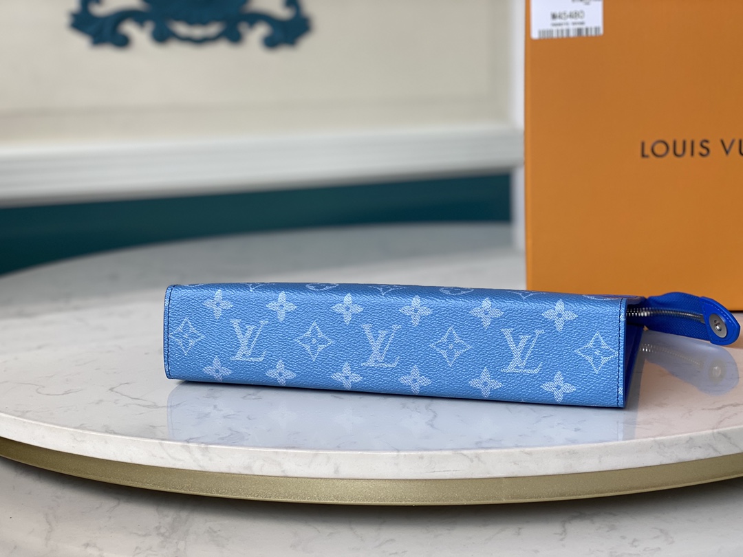 For Fall-Winter 2020, Virgil Abloh refreshed the Pochette Voyage clutch - Bag 4
