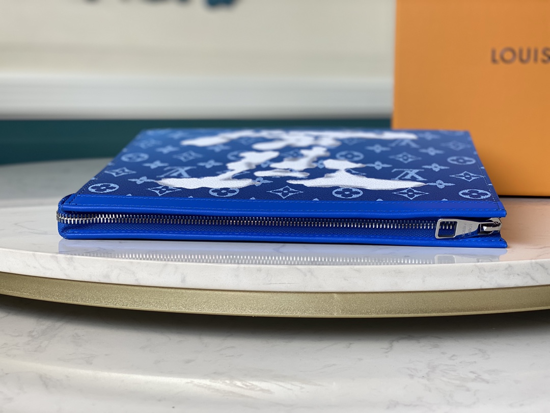For Fall-Winter 2020, Virgil Abloh refreshed the Pochette Voyage clutch - Bag 3