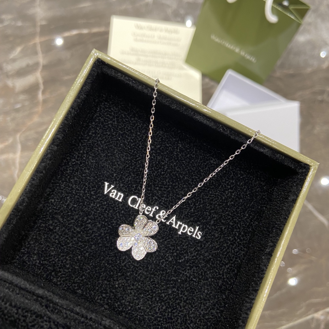 NO:104423,VCA Clover Full Diamond Necklace. You want to look rich in front of you. VCA really supports the aura and has a high recognition of crystal characters. The Clover Full Diamond Pendant Design is both low-key and sophisticated. The craft is inlaid with crystal zircon. The crystal diamond has a high clarity. It is not as clean as ordinary cheap diamonds. It has better gloss and knocking grades. Vac necklace, necklace19860909VCA三叶草满钻项链 要你人前显得有钱小姐姐项 VCA真的很撑气场,晶典识别度高 三叶草满钻吊坠设计,既低调又很经致,工艺镶嵌水晶锆石,水晶钻的净度很高 不比一般廉价的钻,光泽度敲级好,Vac项链,necklace,Jewelry