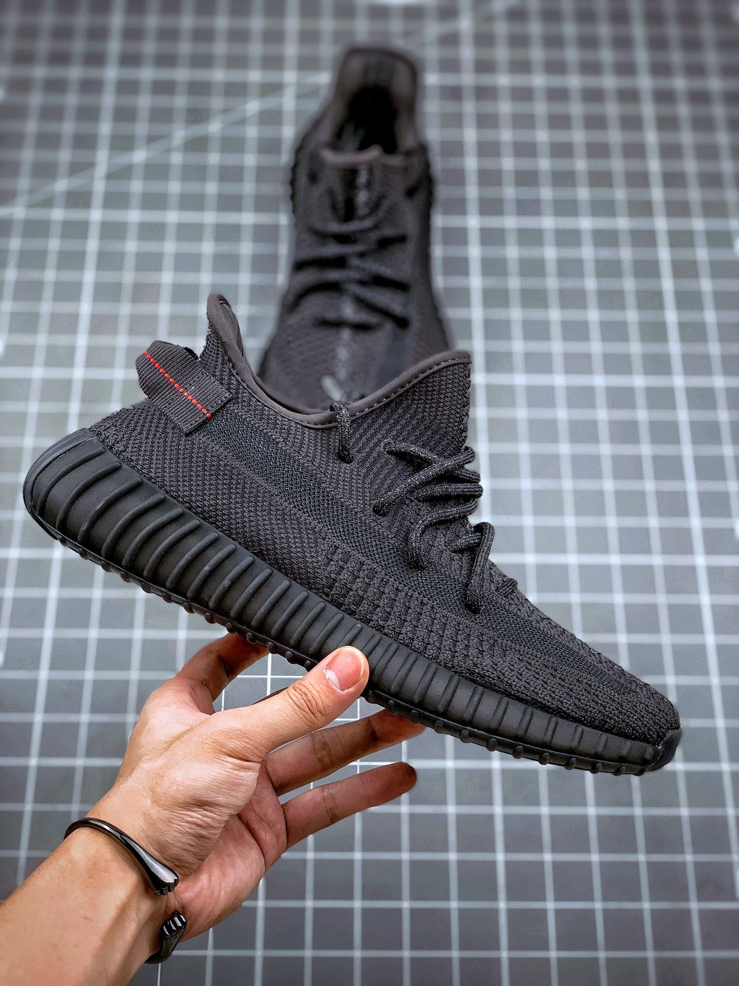 200 Yeezy 350V2 ”Black” 黑天使