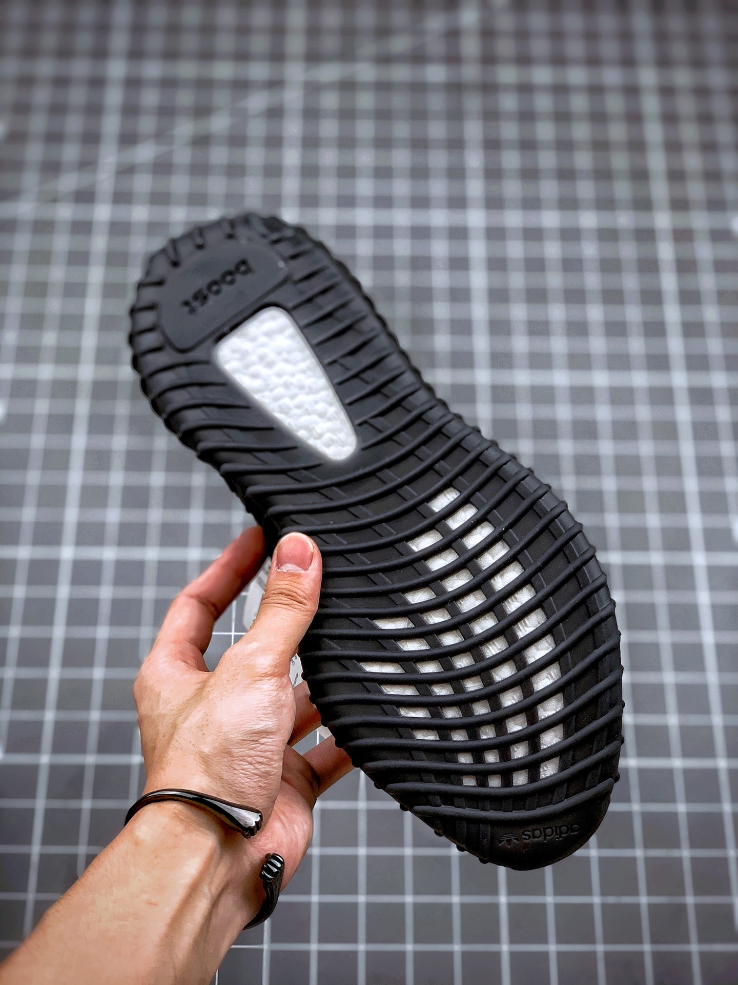 200 Yeezy 350V2 ”Black” 黑天使