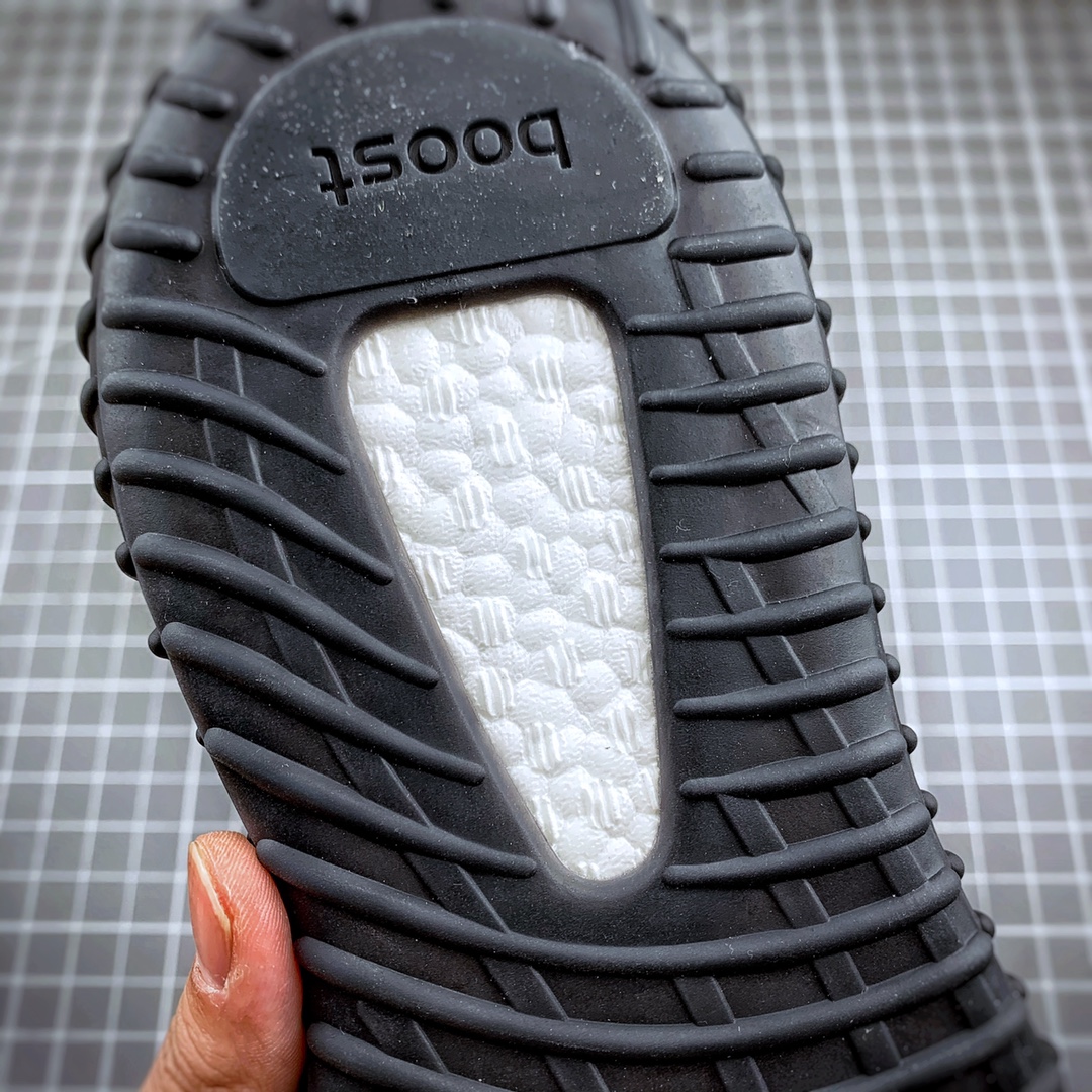 200 Yeezy 350V2 ”Black” 黑天使