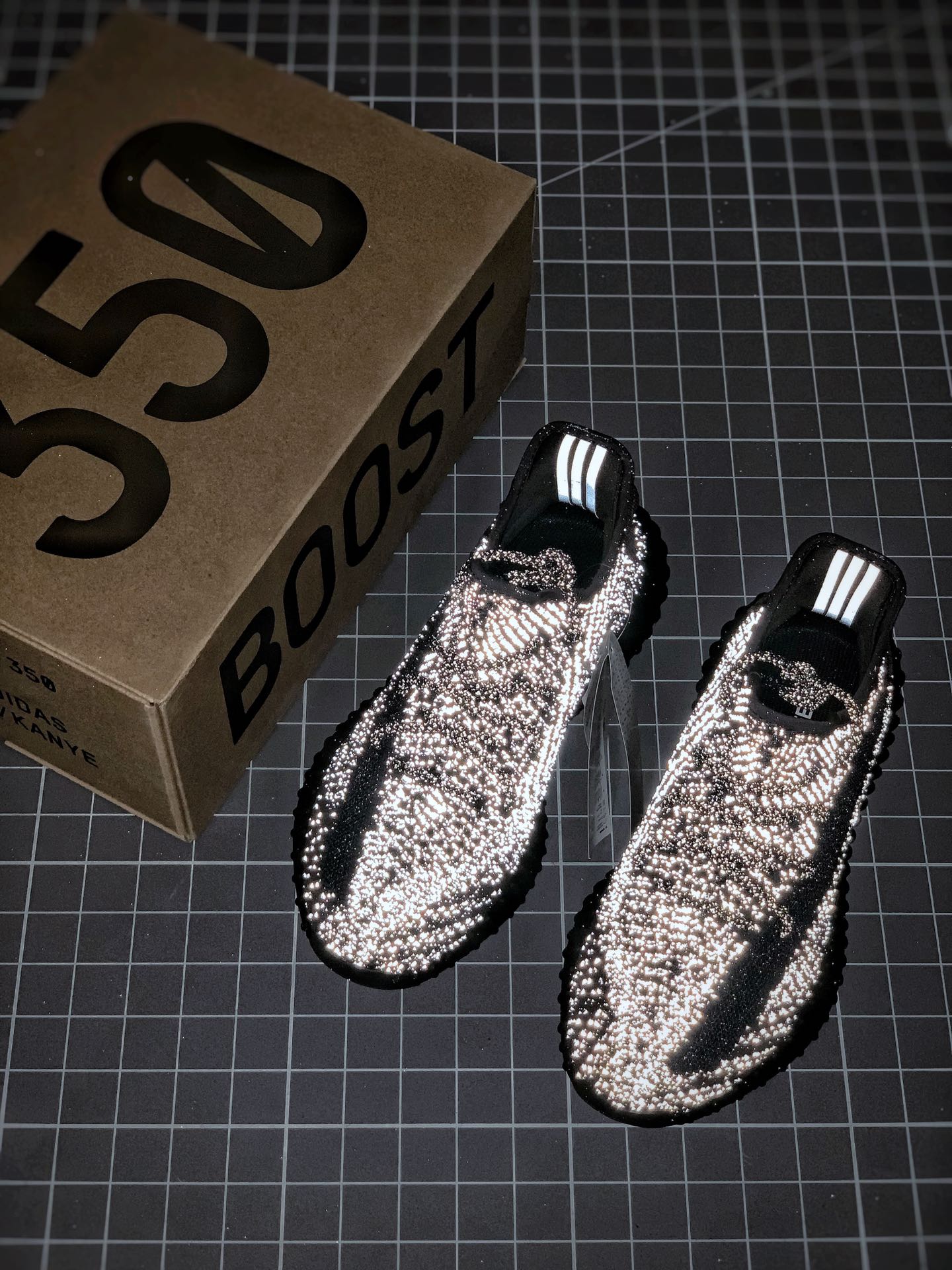 200 Yeezy 350V2 ”Black” 黑满天星
