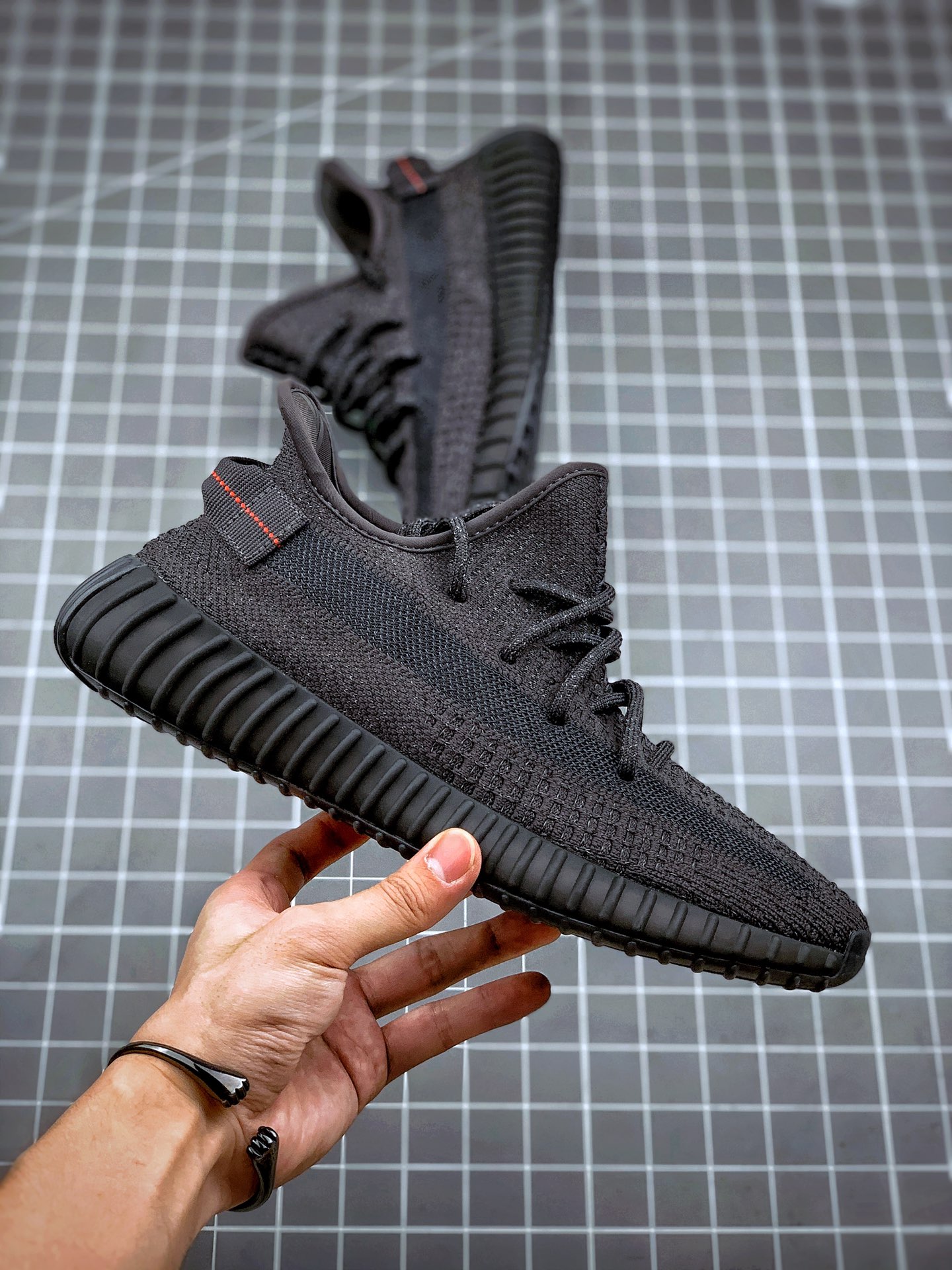 200 Yeezy 350V2 ”Black” 黑满天星
