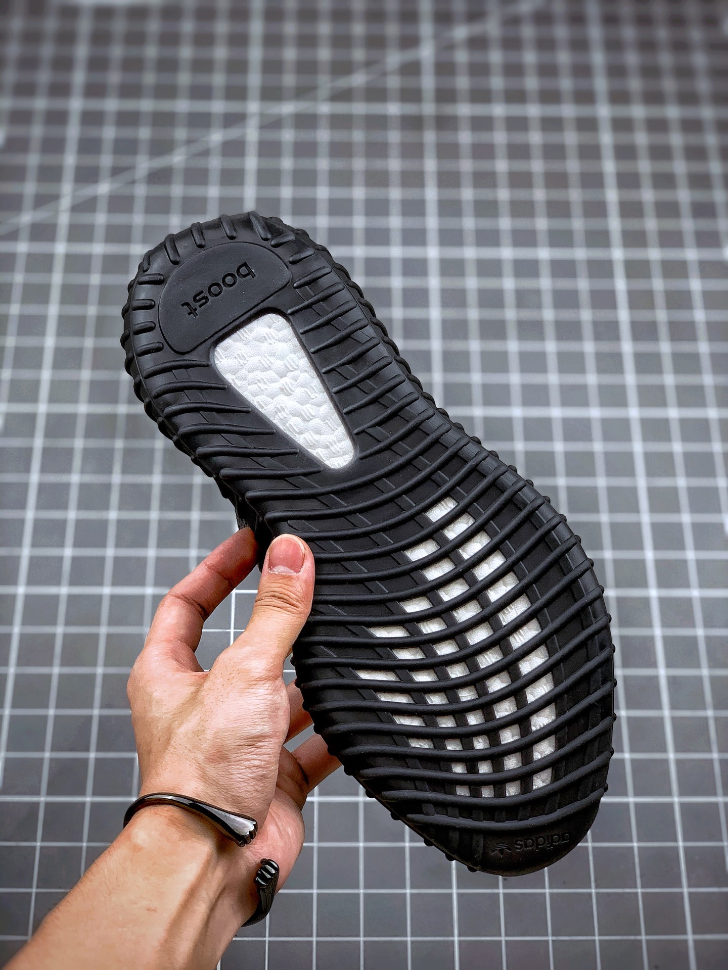 200 Yeezy 350V2 ”Black” 黑满天星