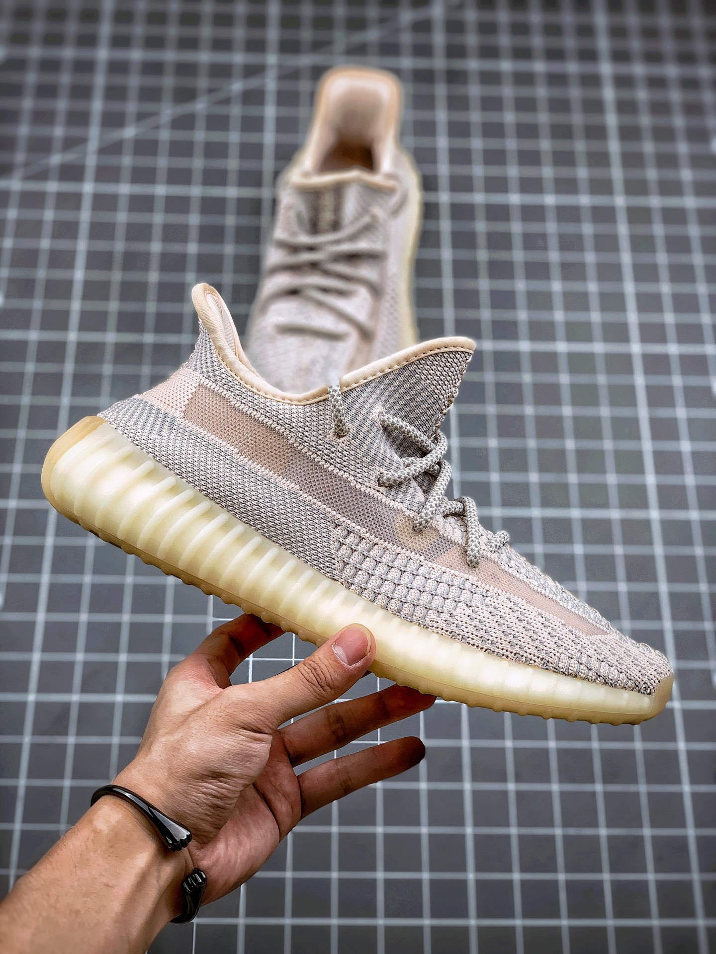 200 Yeezy 350V2 ”Synth” 粉天使