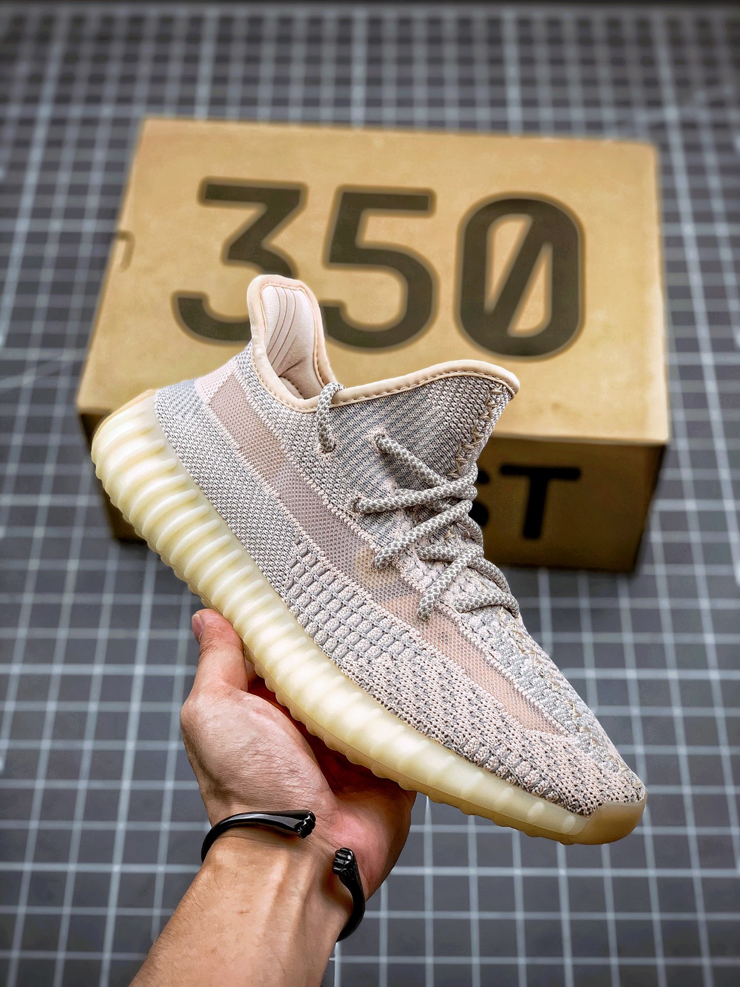 200 Yeezy 350V2 ”Synth” 粉天使
