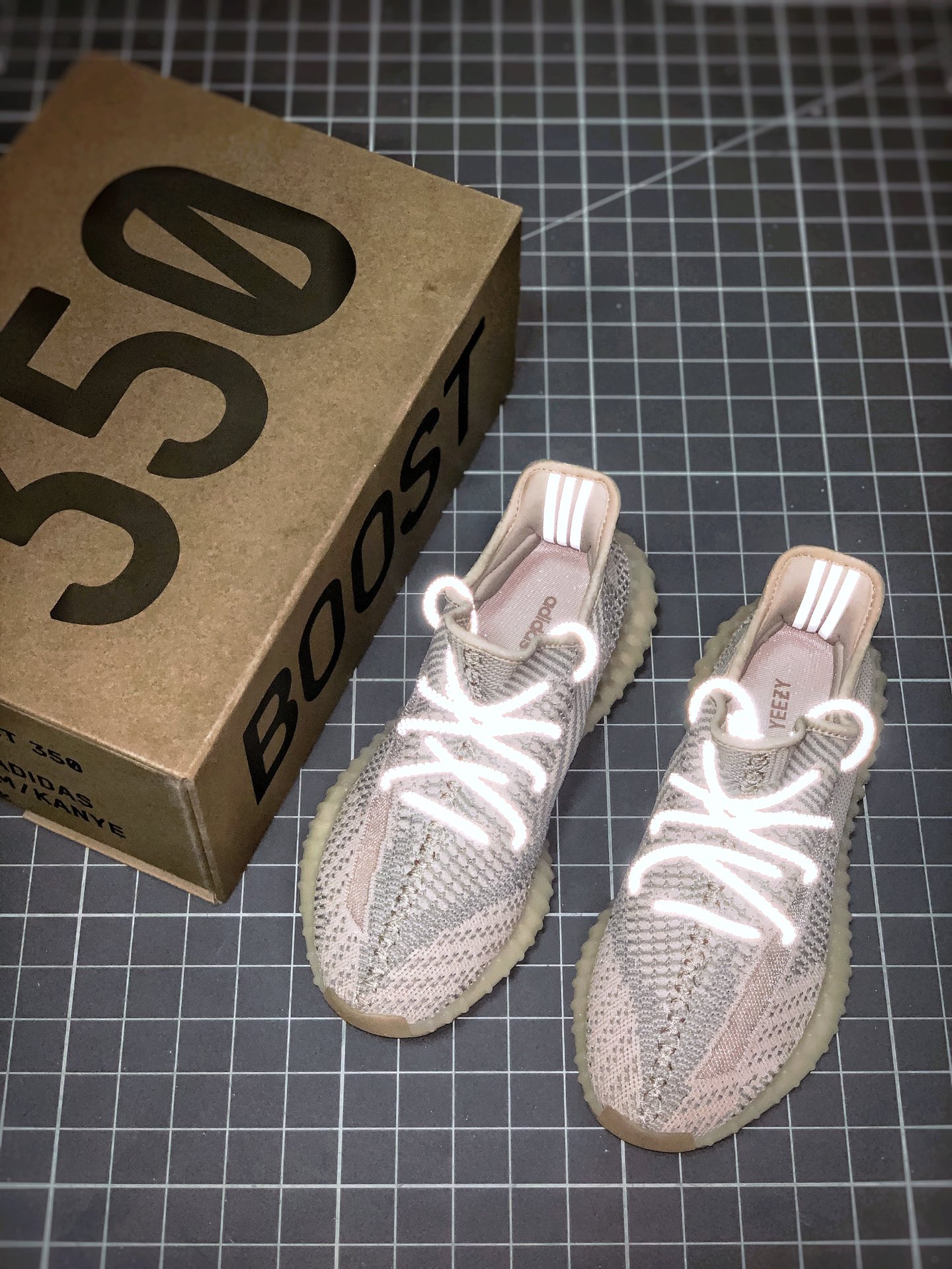 200 Yeezy 350V2 ”Synth” 粉天使