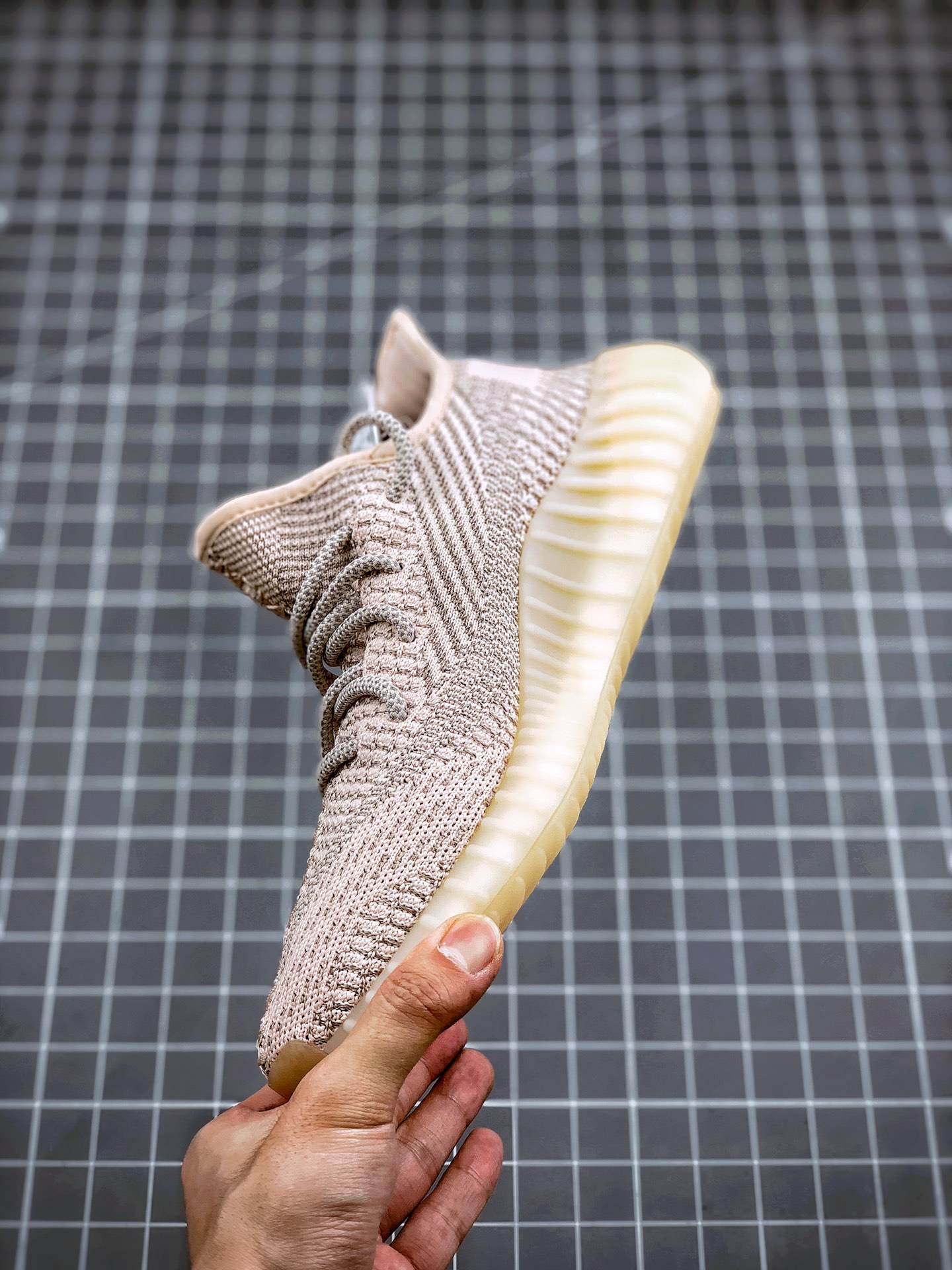 200 Yeezy 350V2 ”Synth” 粉满天星