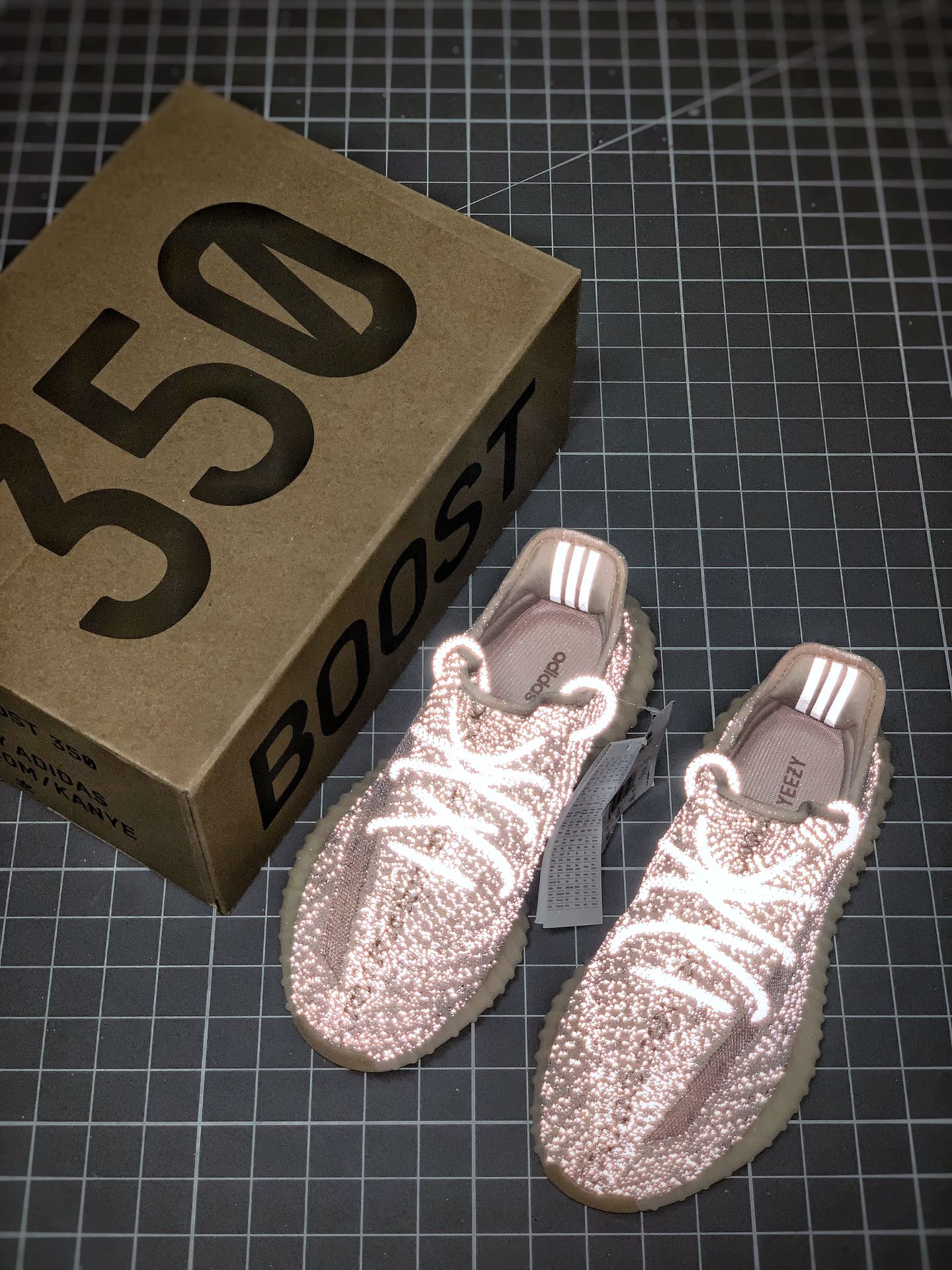 200 Yeezy 350V2 ”Synth” 粉满天星