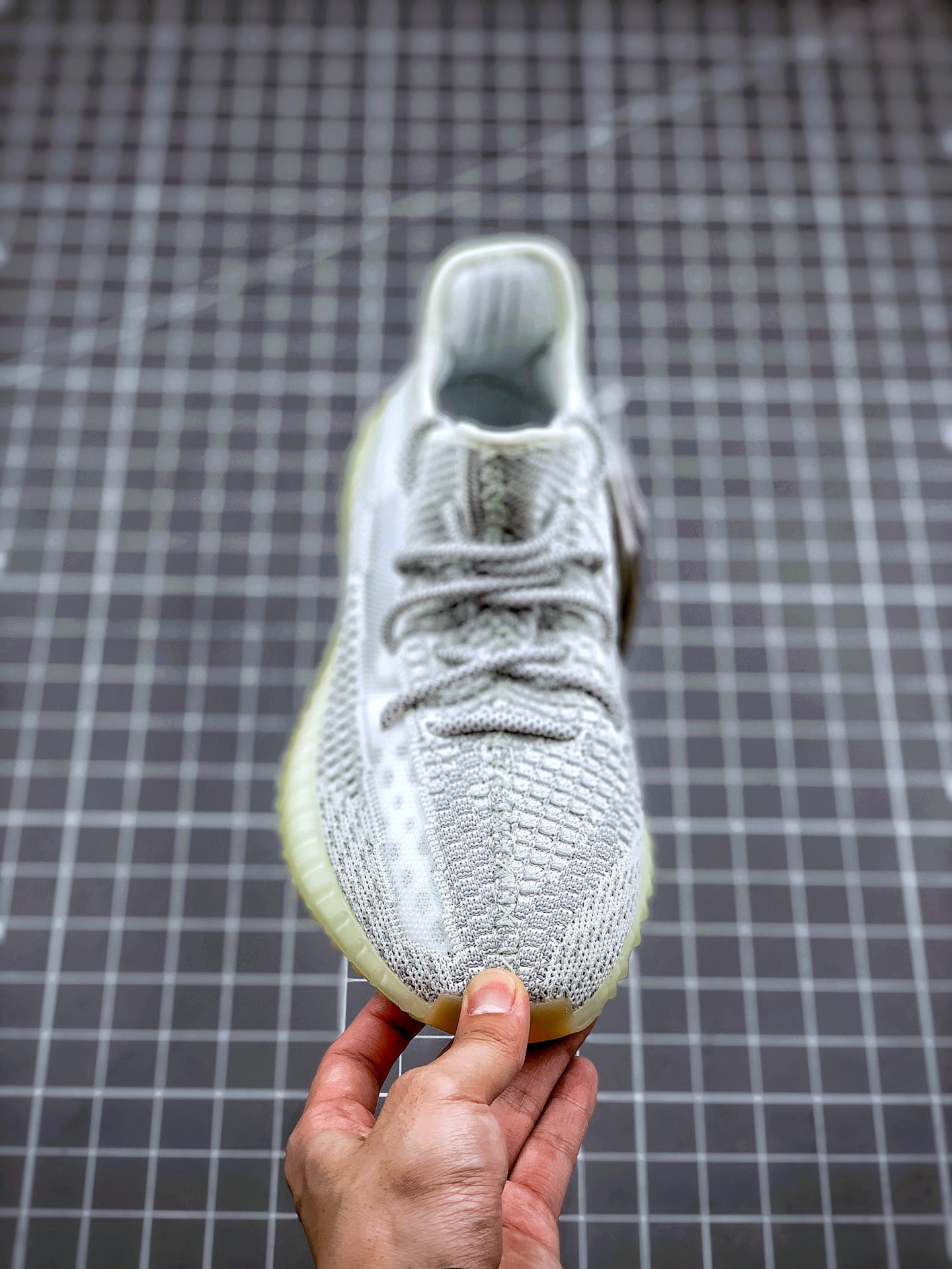 200 Yeezy 350V2 ”Yeshaya” 灰天使
