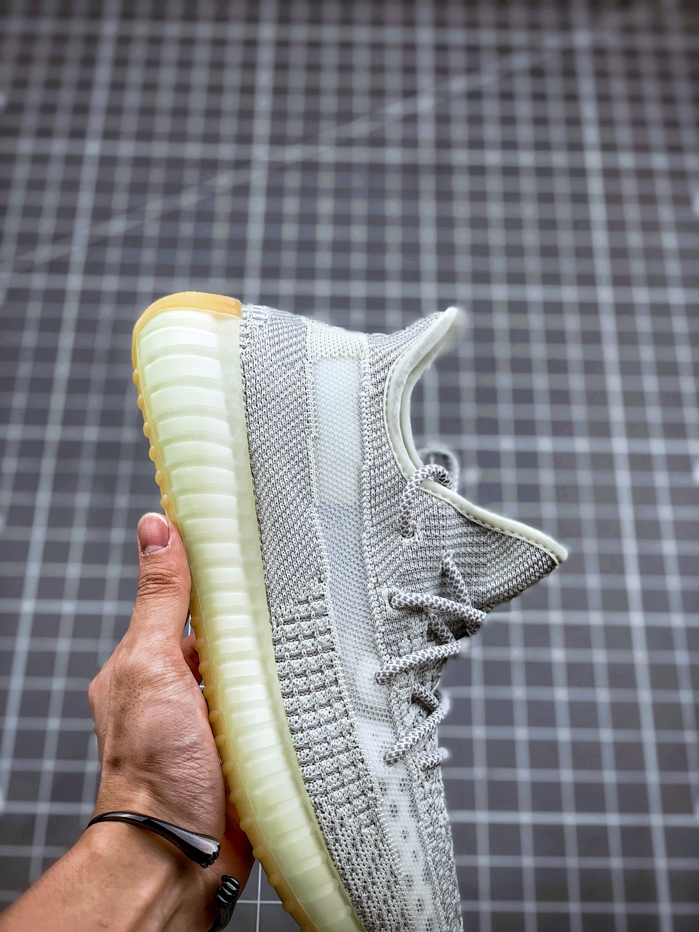 200 Yeezy 350V2 ”Yeshaya” 灰天使
