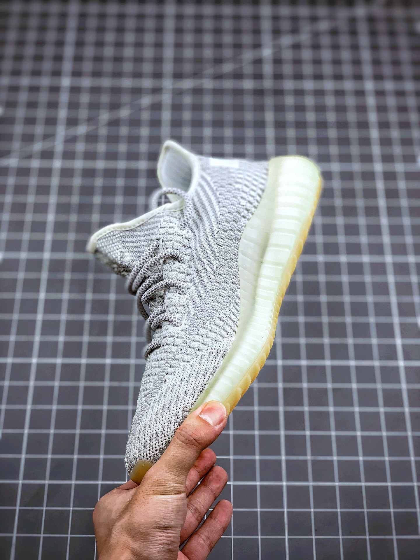 200 Yeezy 350V2 ”Yeshaya” 灰天使